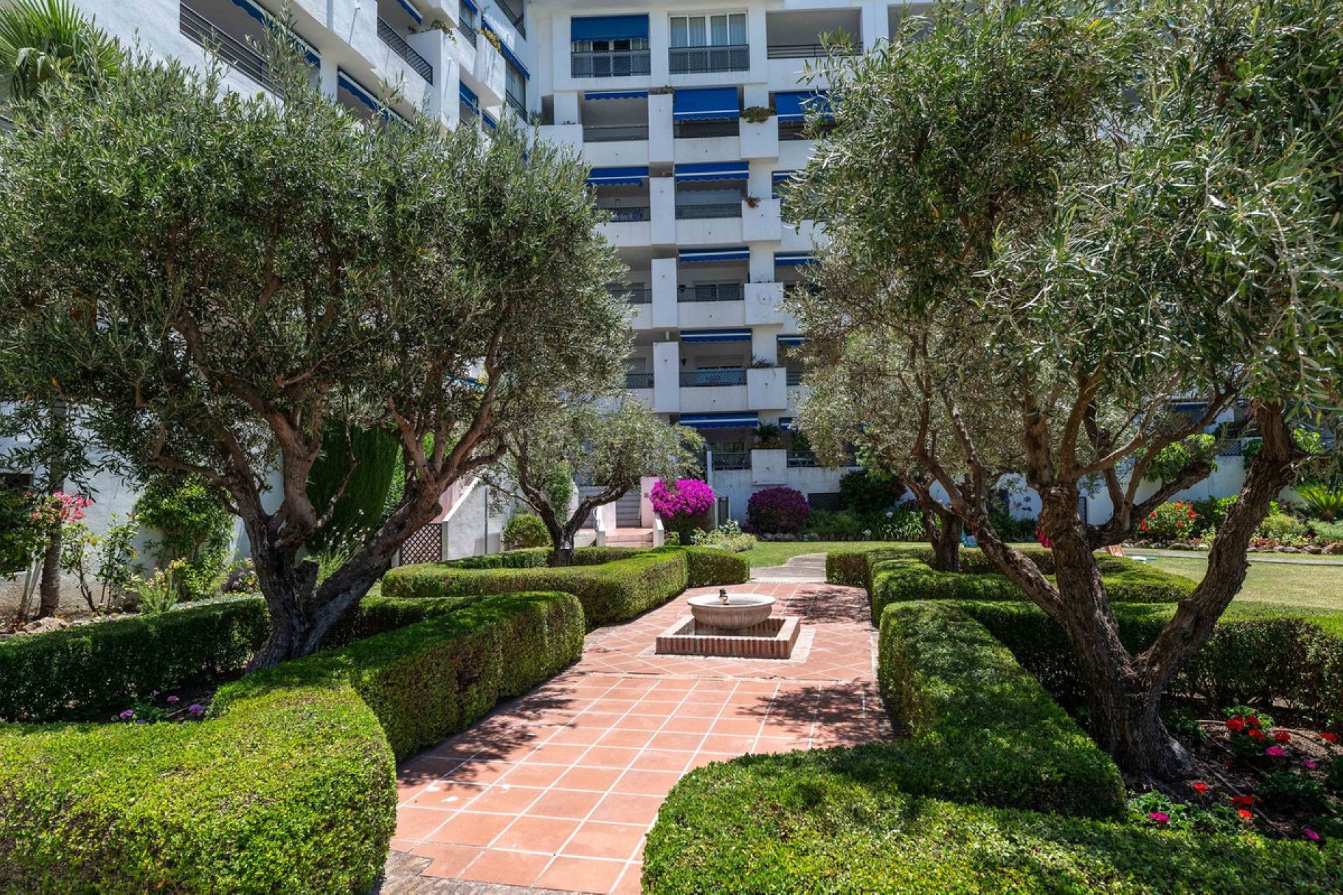 Resale - Apartment - Middle Floor Apartment - Marbella - Puerto Banús