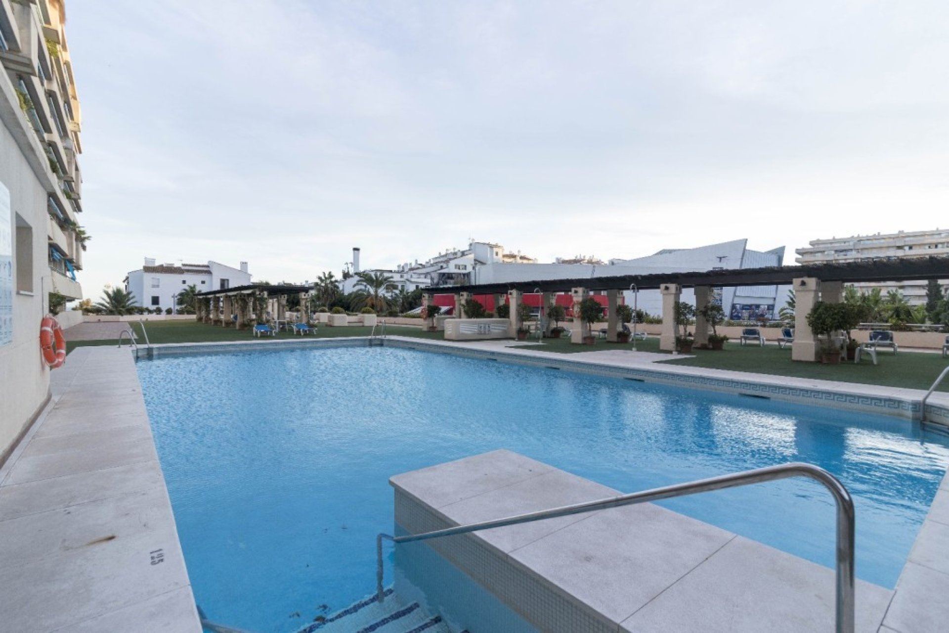 Resale - Apartment - Middle Floor Apartment - Marbella - Puerto Banús