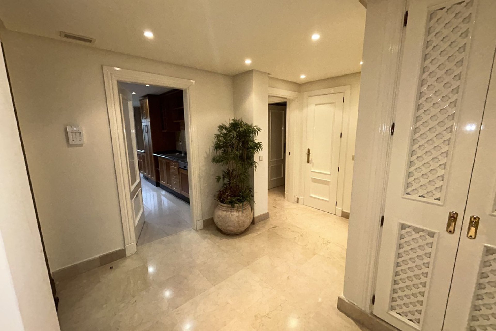 Resale - Apartment - Middle Floor Apartment - Marbella - Puerto Banús