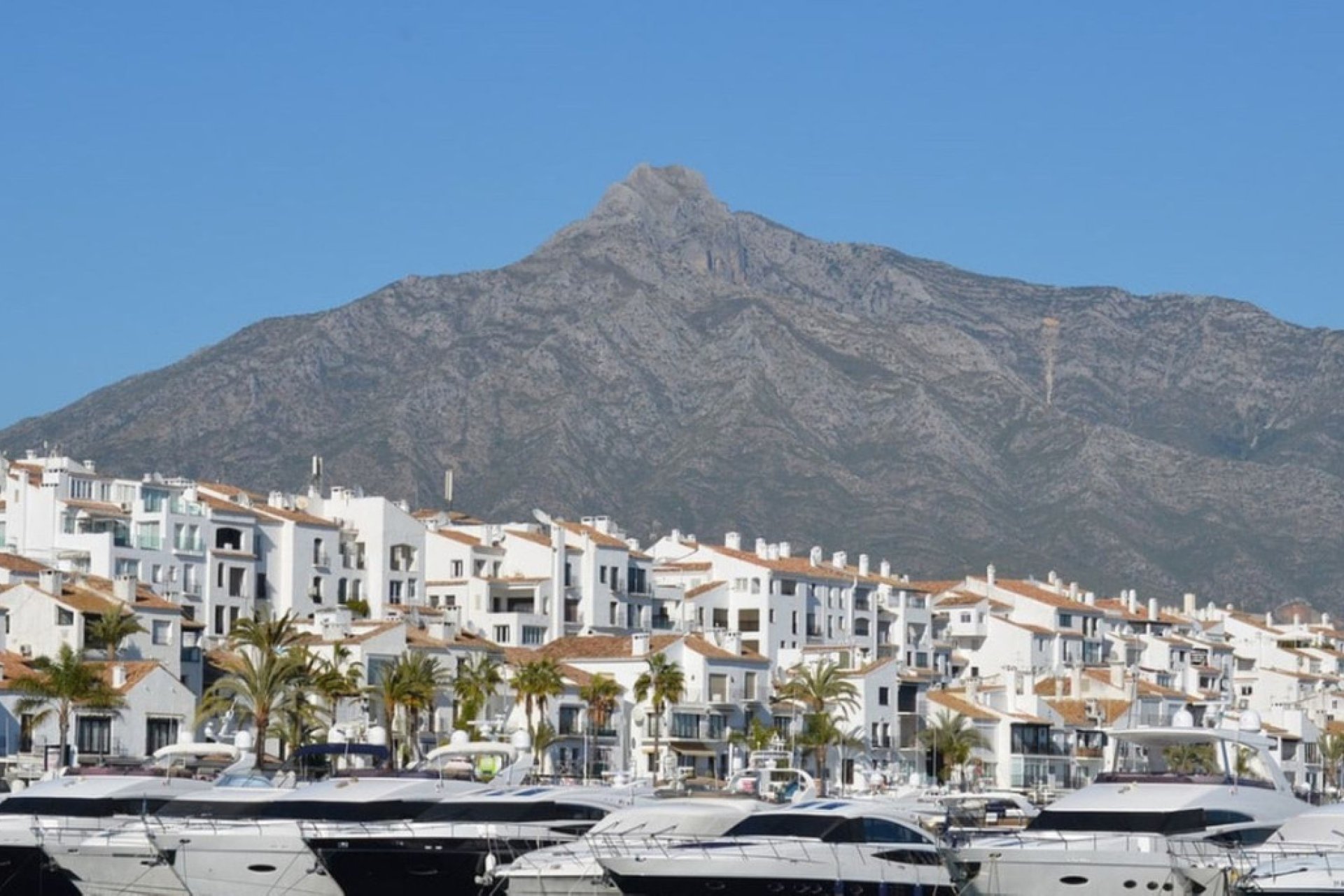 Resale - Apartment - Middle Floor Apartment - Marbella - Puerto Banús