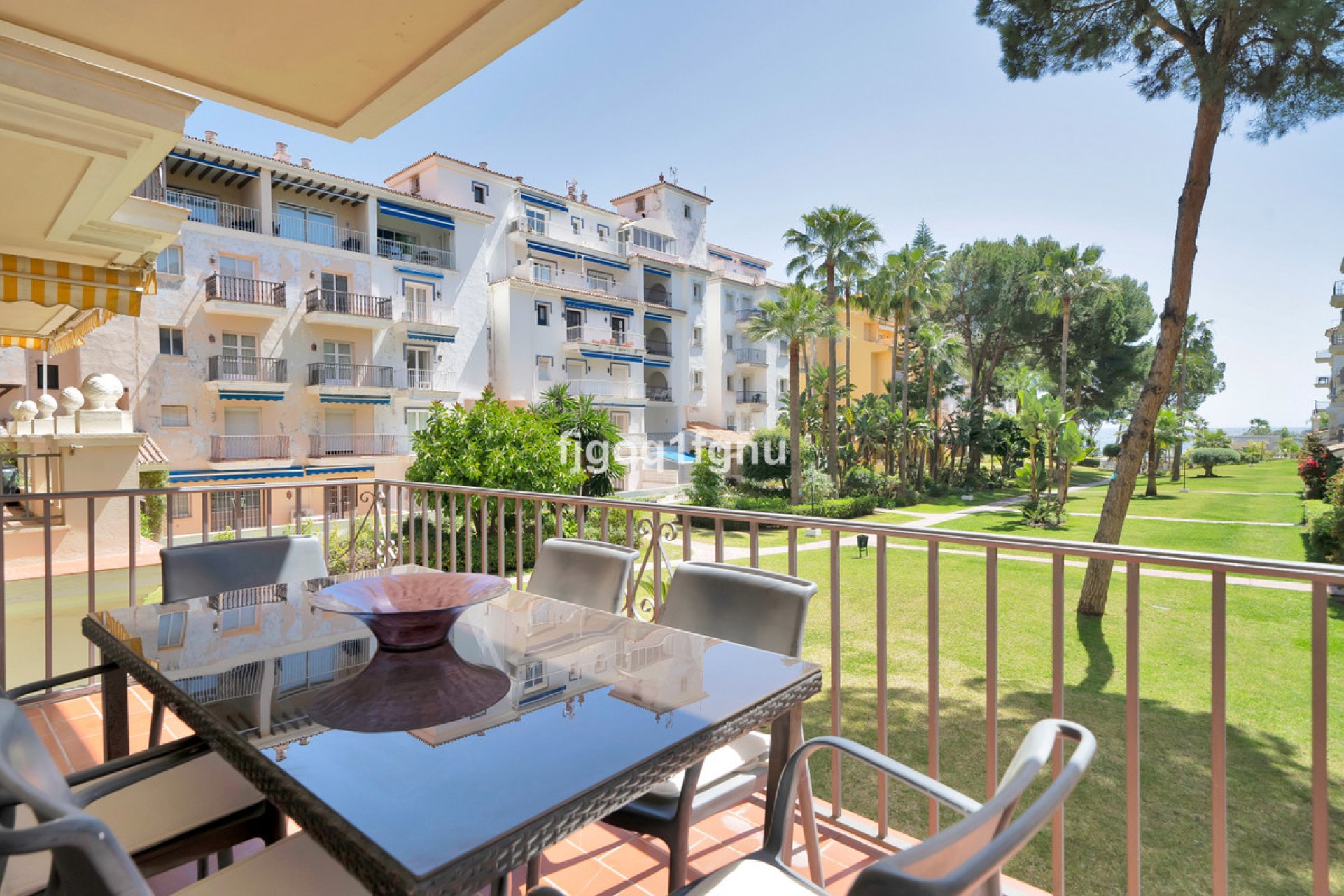 Resale - Apartment - Middle Floor Apartment - Marbella - Puerto Banús