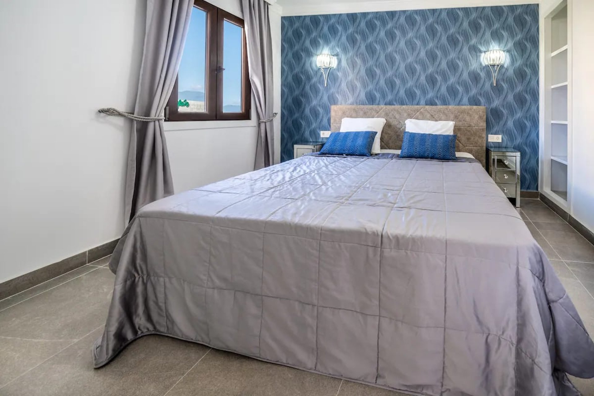 Resale - Apartment - Middle Floor Apartment - Marbella - Puerto Banús