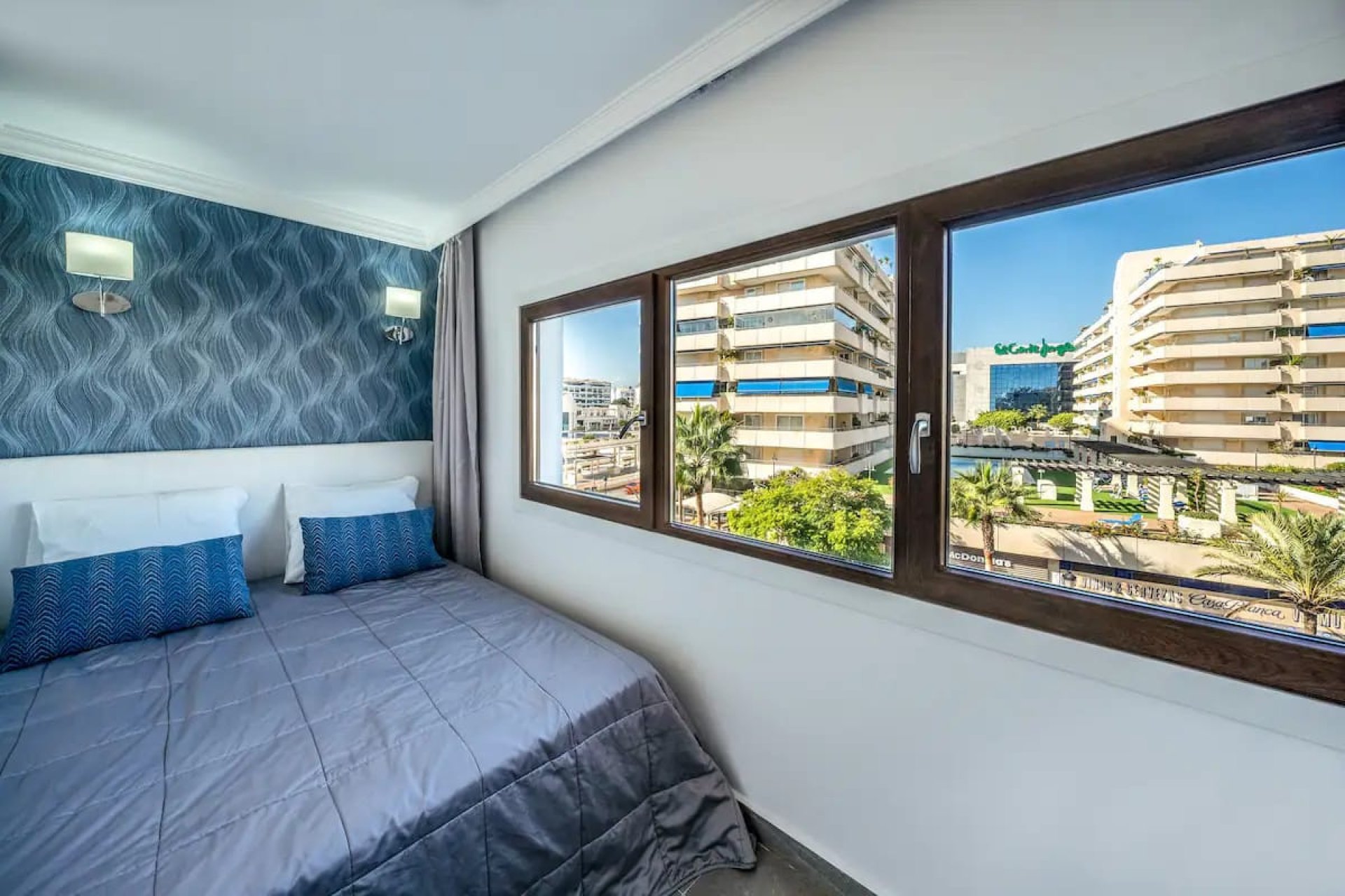 Resale - Apartment - Middle Floor Apartment - Marbella - Puerto Banús