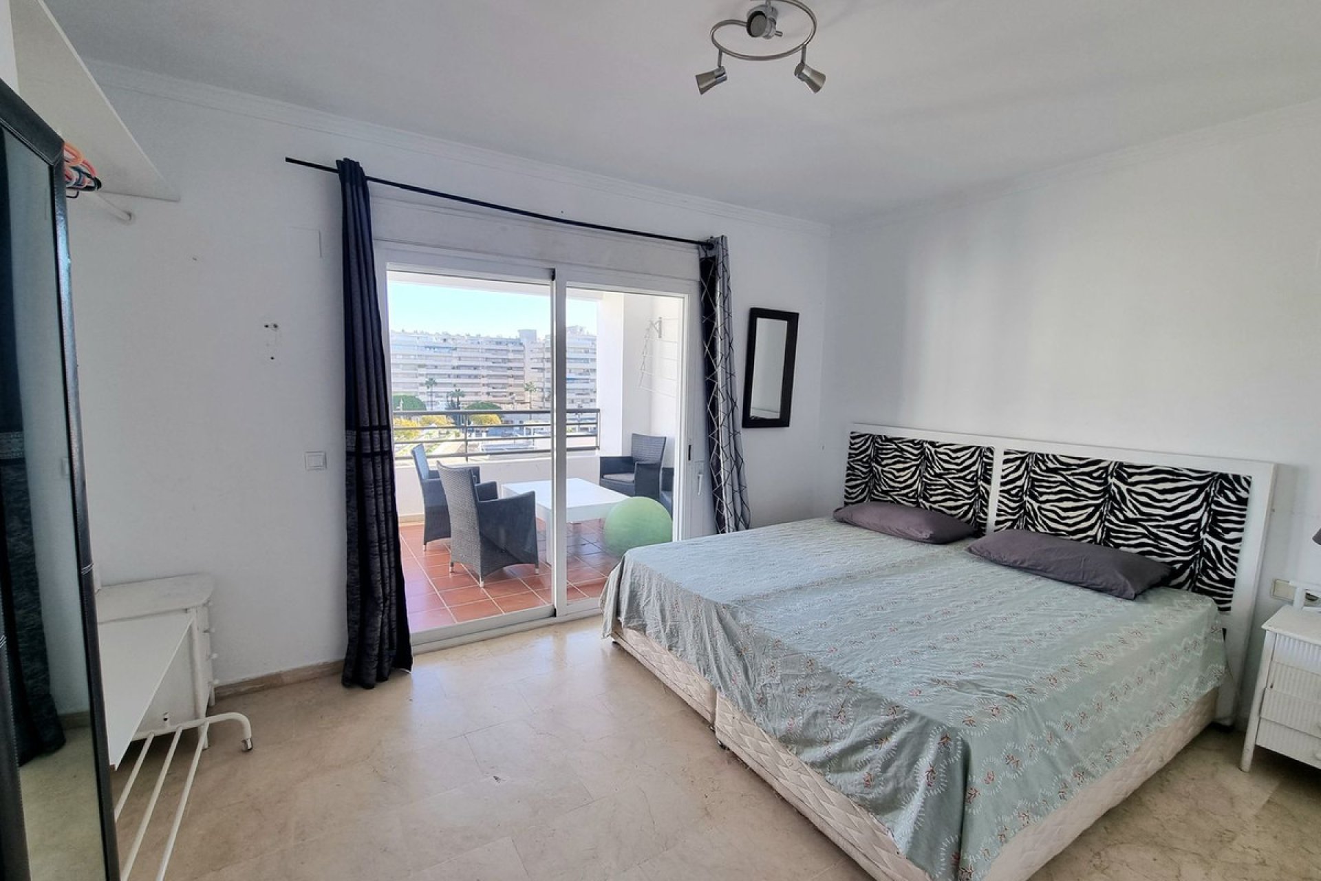 Resale - Apartment - Middle Floor Apartment - Marbella - Puerto Banús