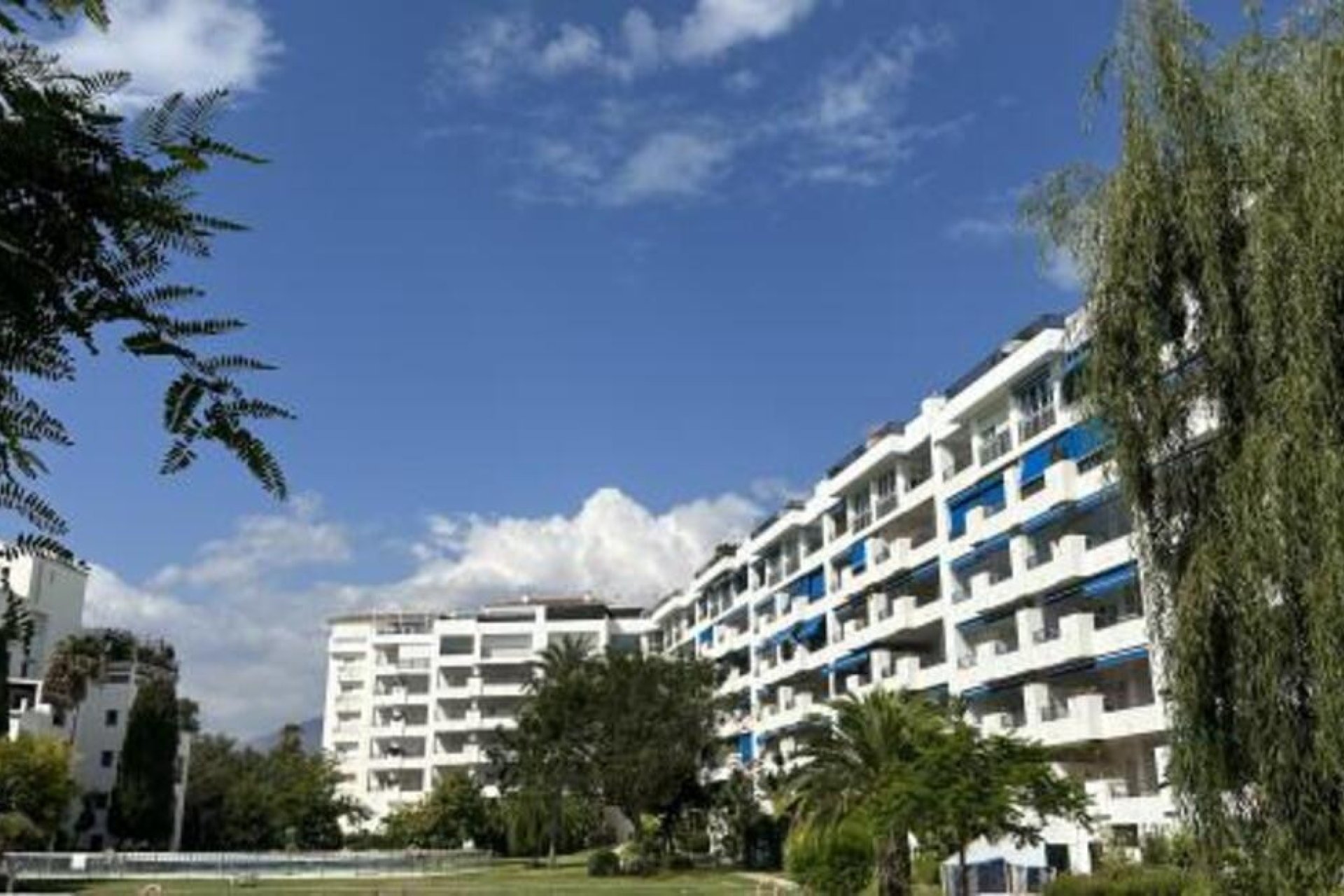 Resale - Apartment - Middle Floor Apartment - Marbella - Puerto Banús