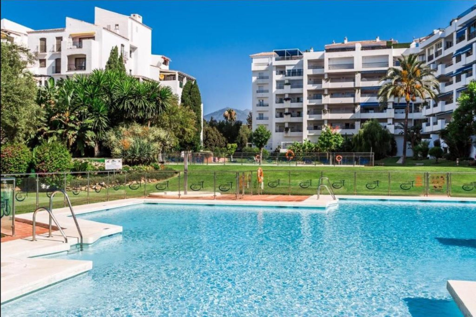 Resale - Apartment - Middle Floor Apartment - Marbella - Puerto Banús