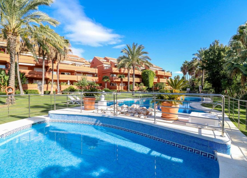 Resale - Apartment - Middle Floor Apartment - Marbella - Puerto Banús