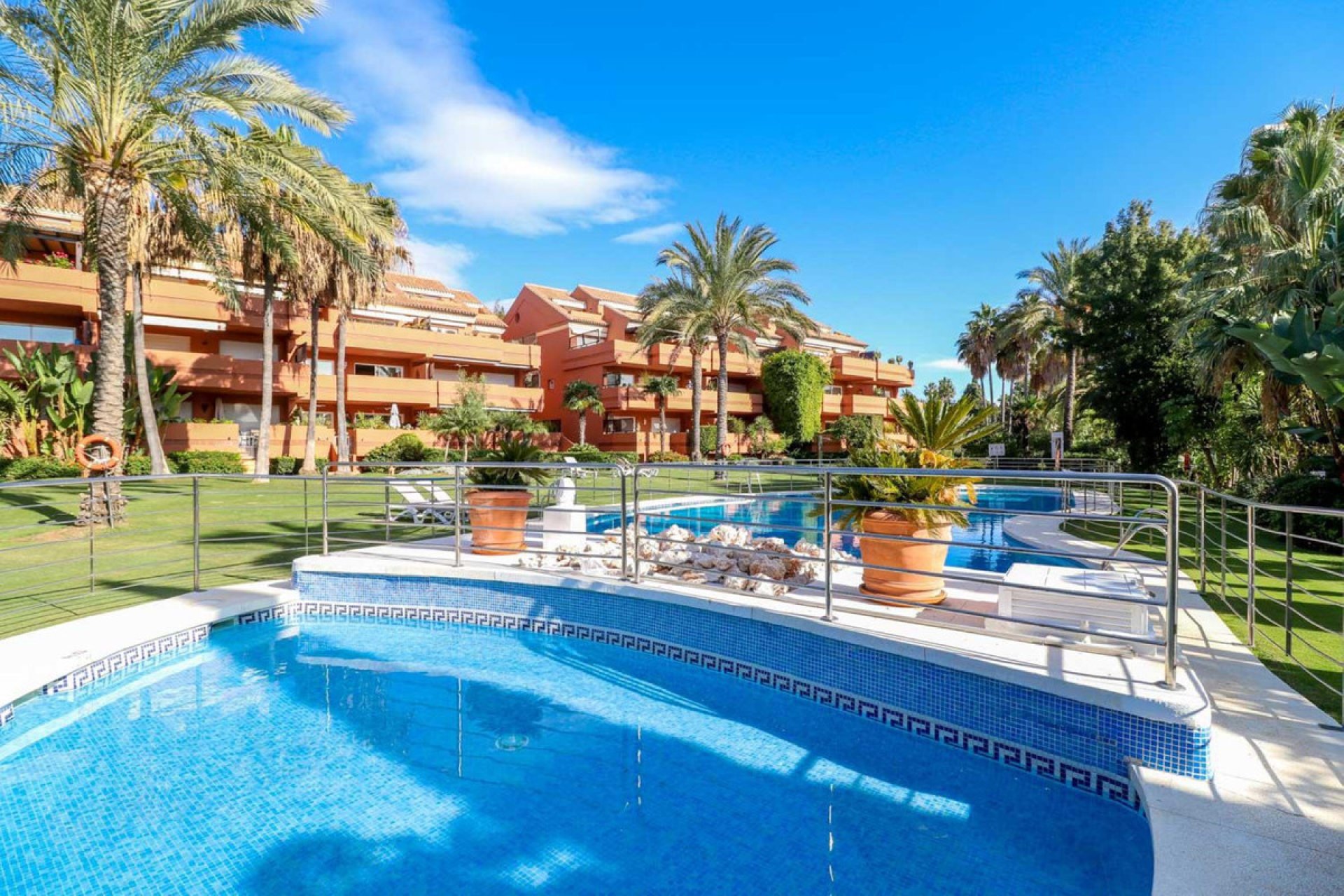 Resale - Apartment - Middle Floor Apartment - Marbella - Puerto Banús