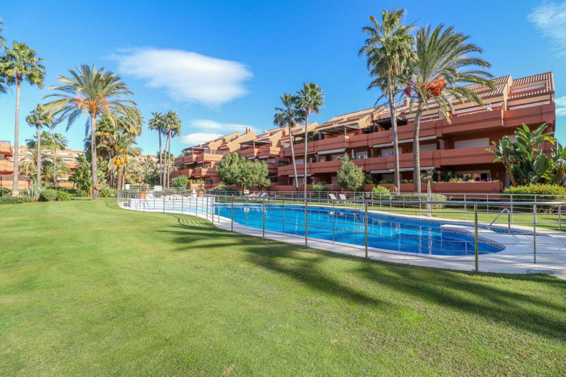 Resale - Apartment - Middle Floor Apartment - Marbella - Puerto Banús