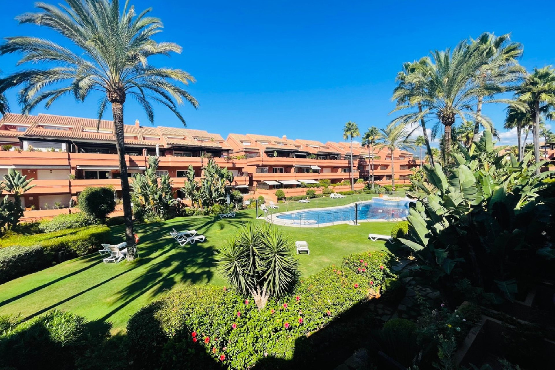 Resale - Apartment - Middle Floor Apartment - Marbella - Puerto Banús