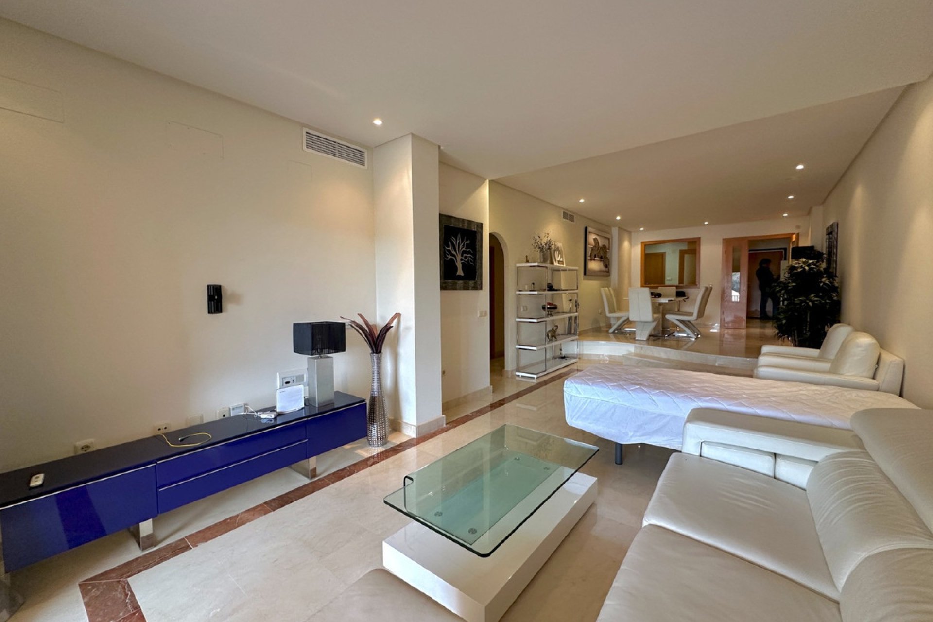 Resale - Apartment - Middle Floor Apartment - Marbella - Puerto Banús