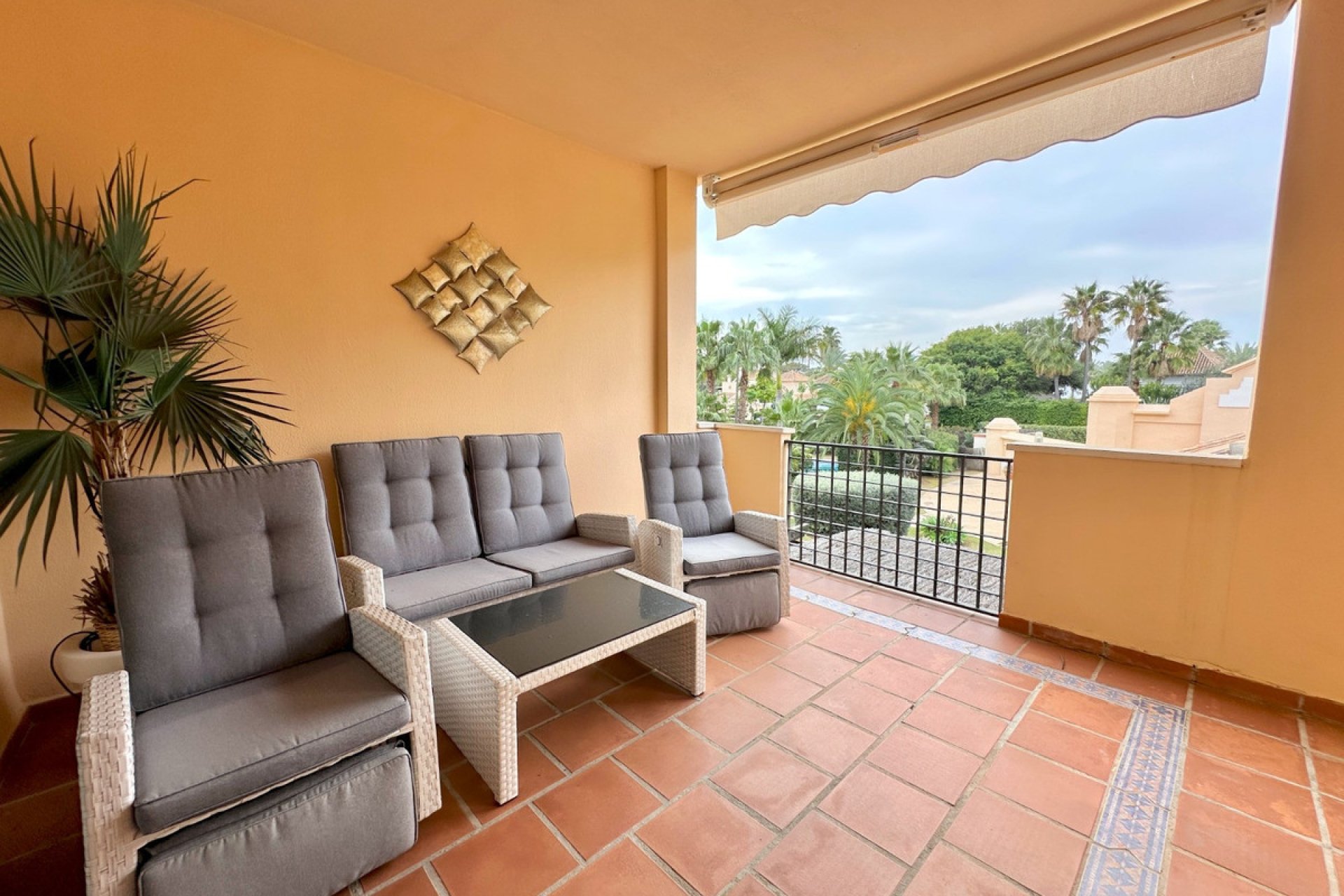 Resale - Apartment - Middle Floor Apartment - Marbella - Puerto Banús