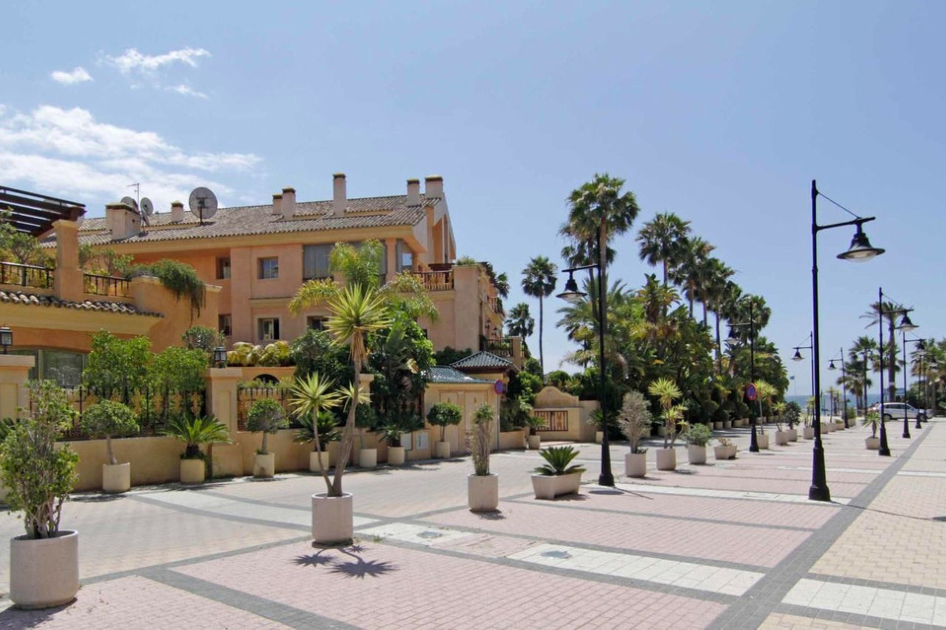 Resale - Apartment - Middle Floor Apartment - Marbella - Puerto Banús