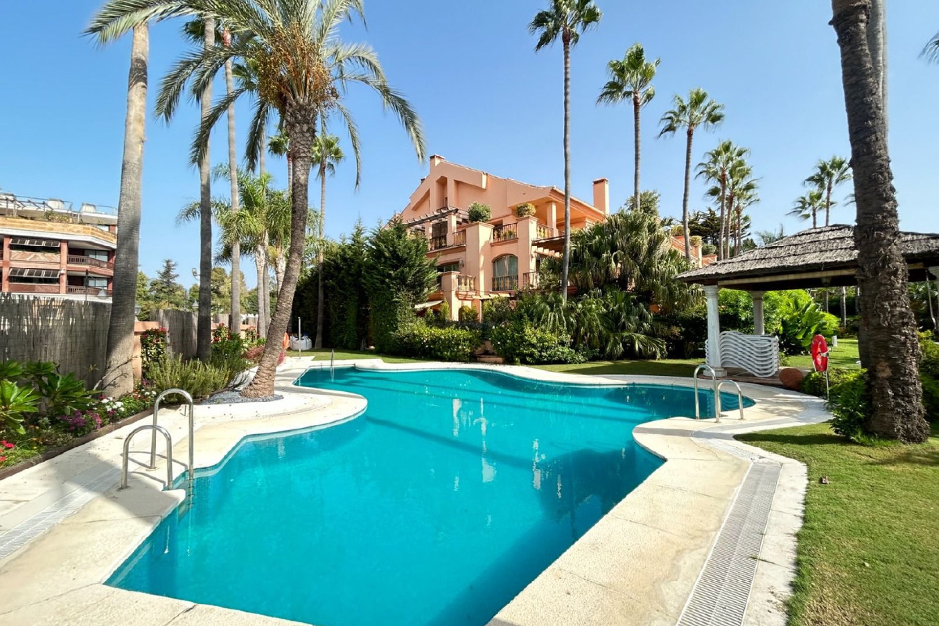 Resale - Apartment - Middle Floor Apartment - Marbella - Puerto Banús