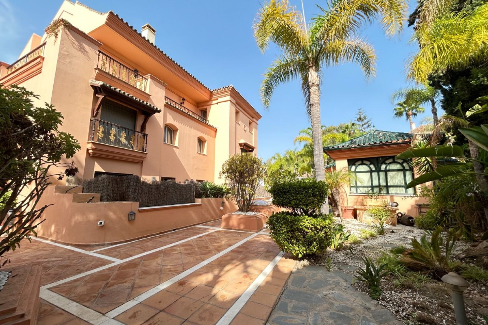 Resale - Apartment - Middle Floor Apartment - Marbella - Puerto Banús