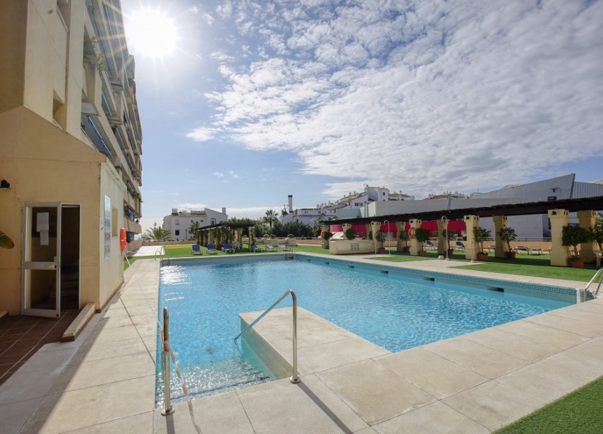 Resale - Apartment - Middle Floor Apartment - Marbella - Puerto Banús