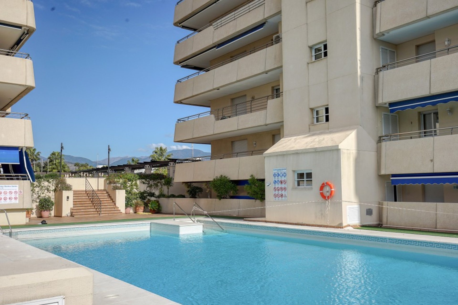 Resale - Apartment - Middle Floor Apartment - Marbella - Puerto Banús