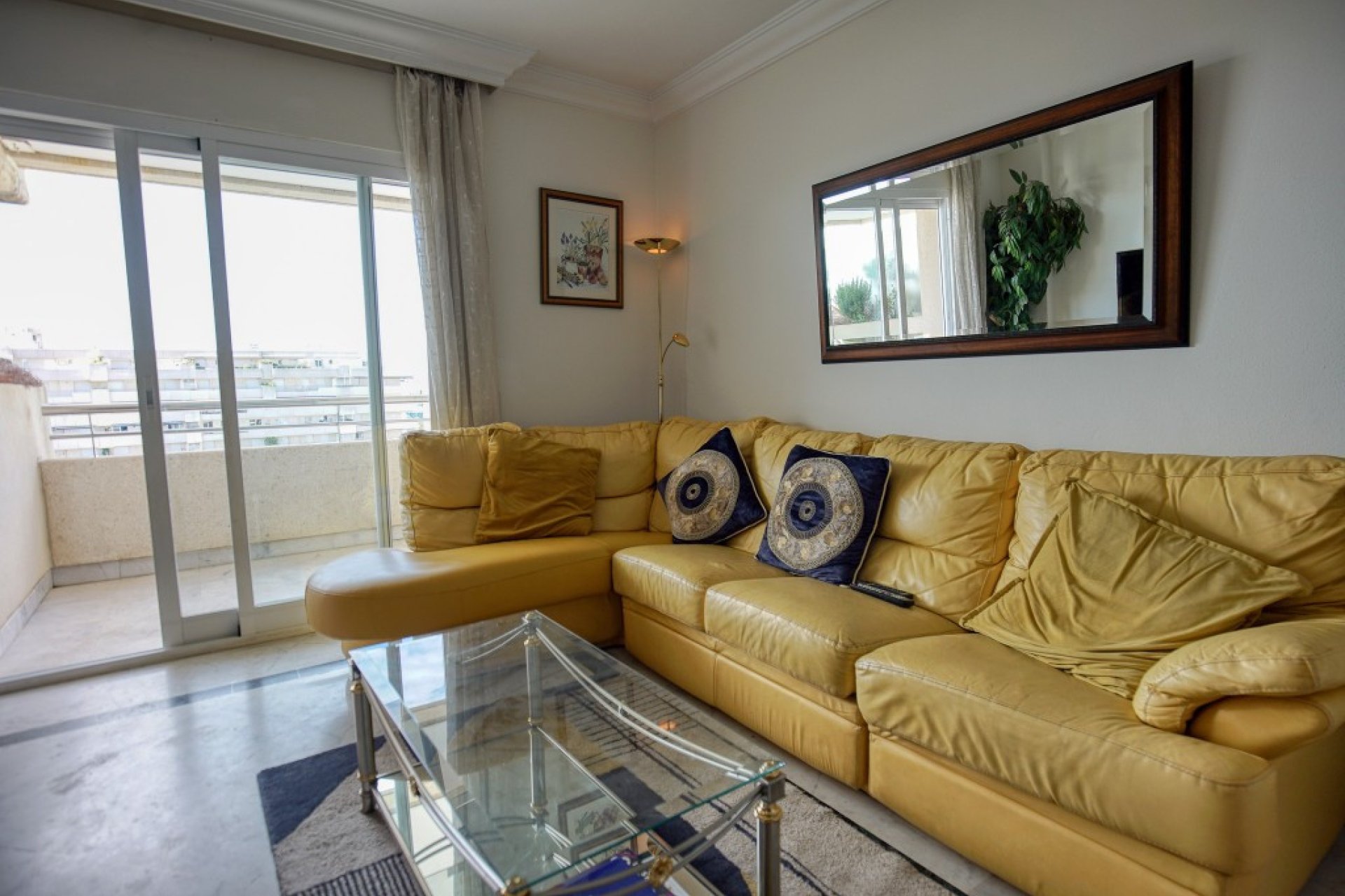 Resale - Apartment - Middle Floor Apartment - Marbella - Puerto Banús