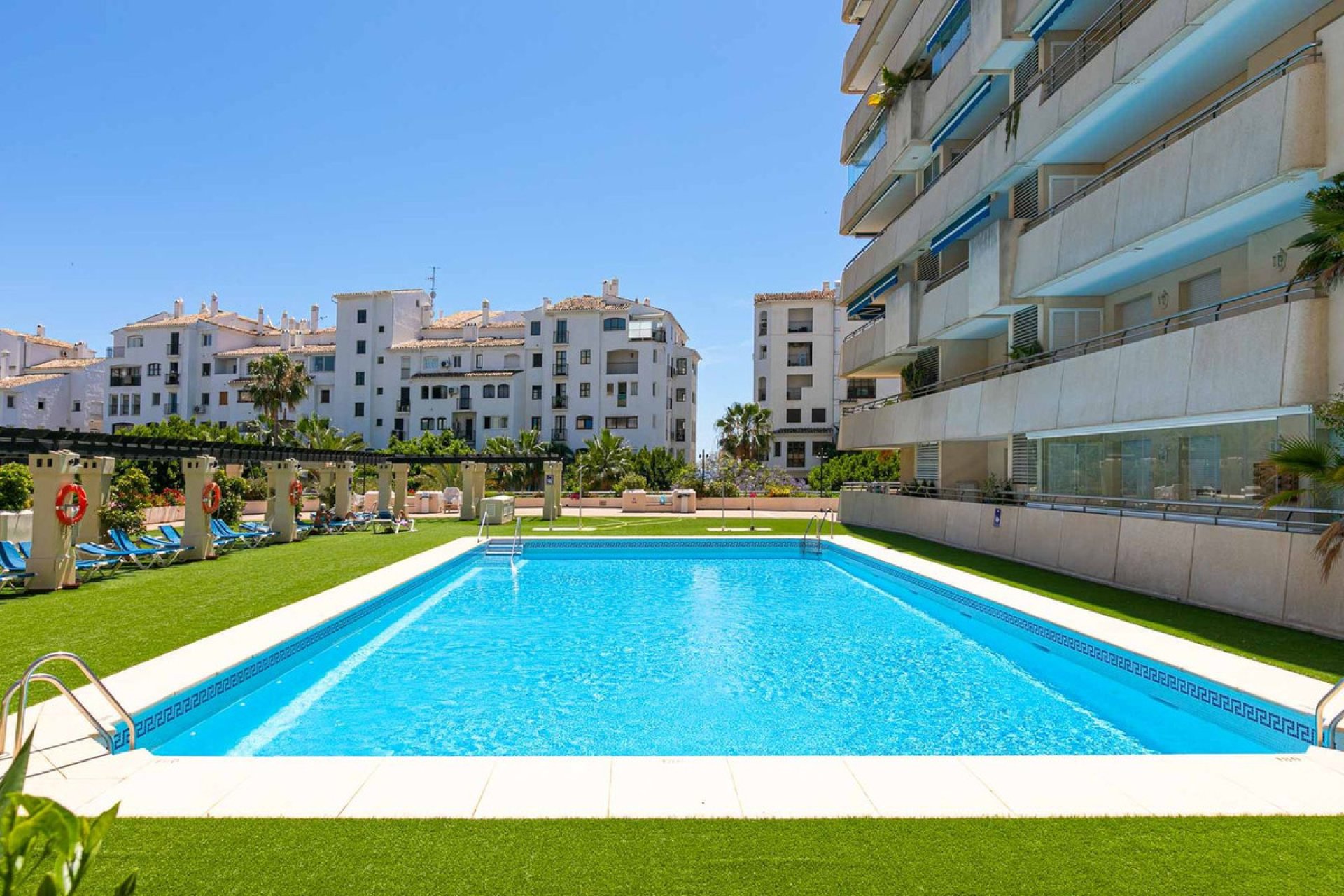 Resale - Apartment - Middle Floor Apartment - Marbella - Puerto Banús