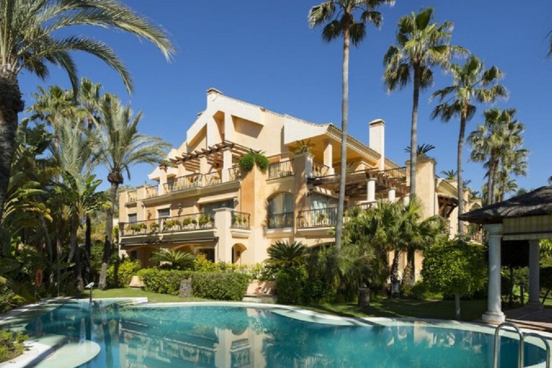 Resale - Apartment - Middle Floor Apartment - Marbella - Puerto Banús