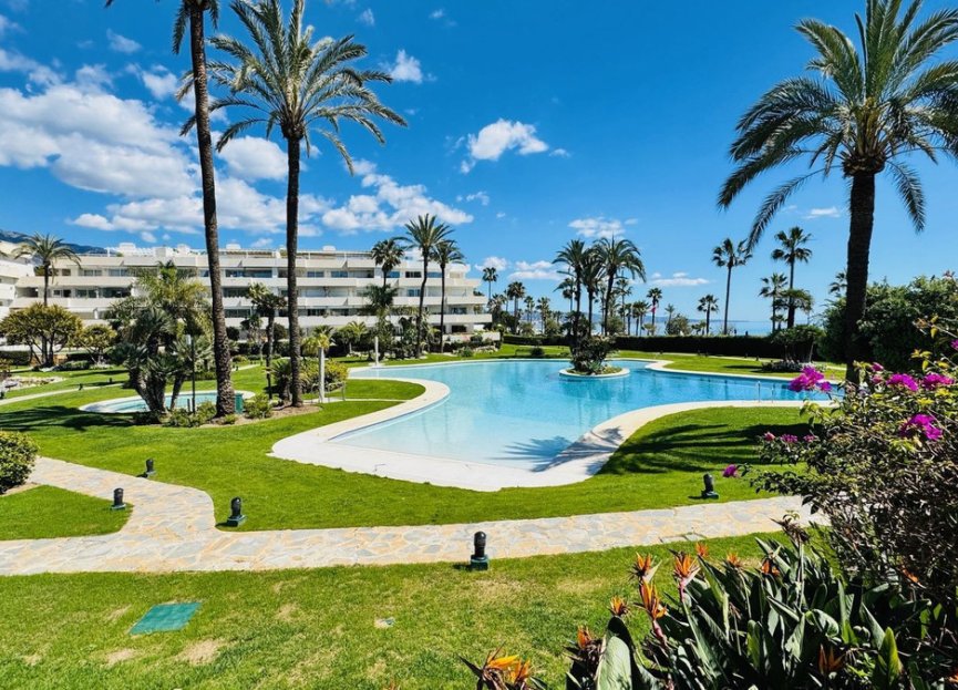 Resale - Apartment - Middle Floor Apartment - Marbella - Puerto Banús