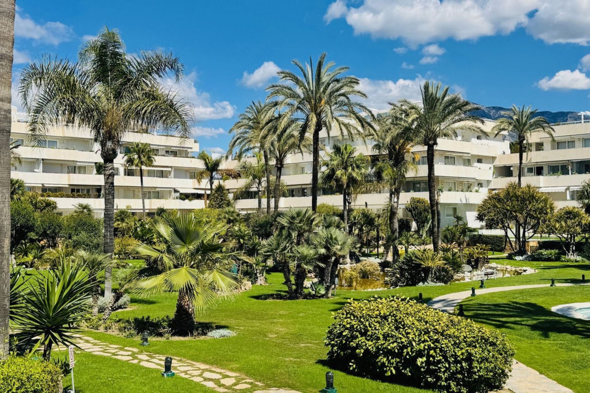 Resale - Apartment - Middle Floor Apartment - Marbella - Puerto Banús