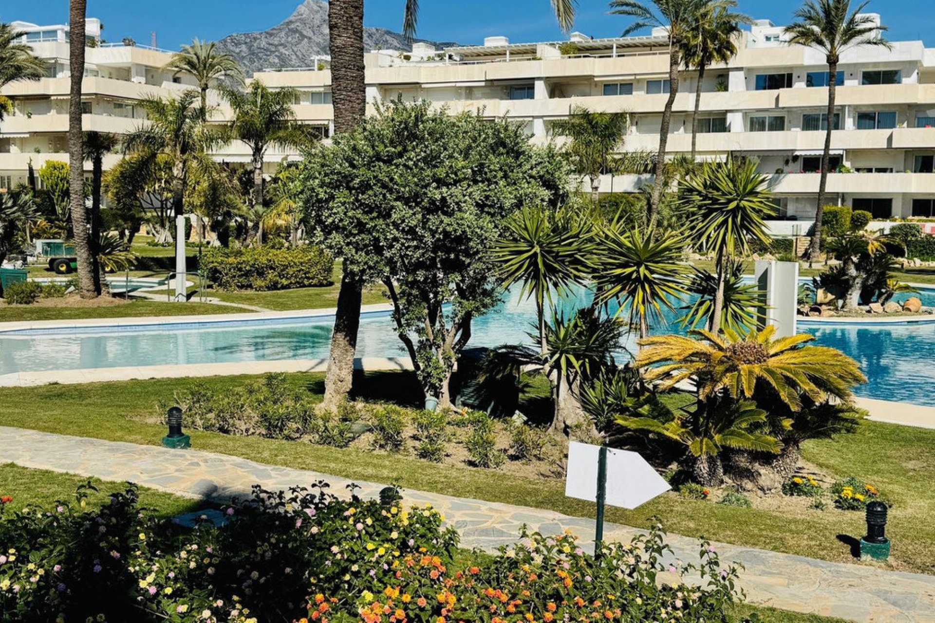 Resale - Apartment - Middle Floor Apartment - Marbella - Puerto Banús