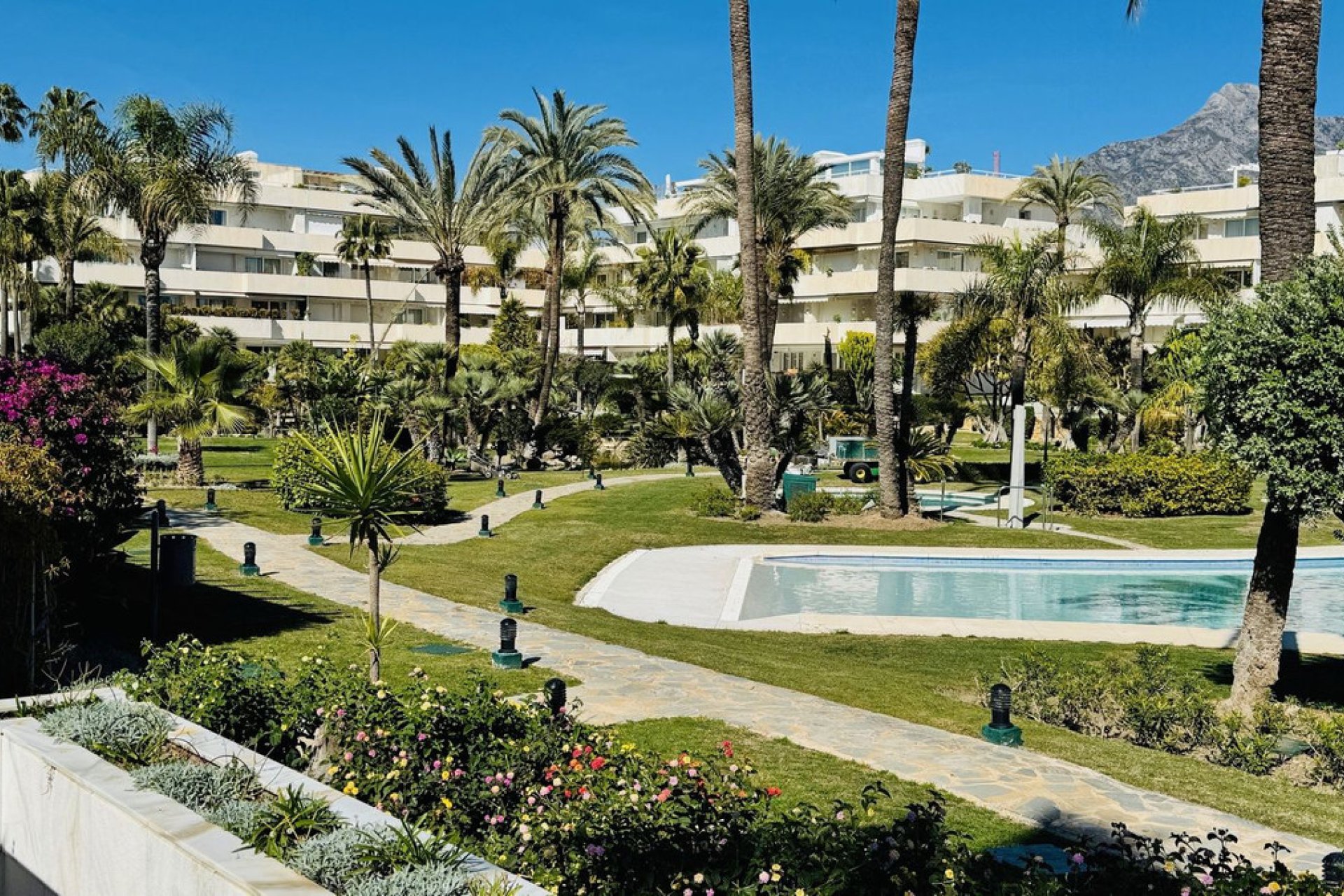 Resale - Apartment - Middle Floor Apartment - Marbella - Puerto Banús