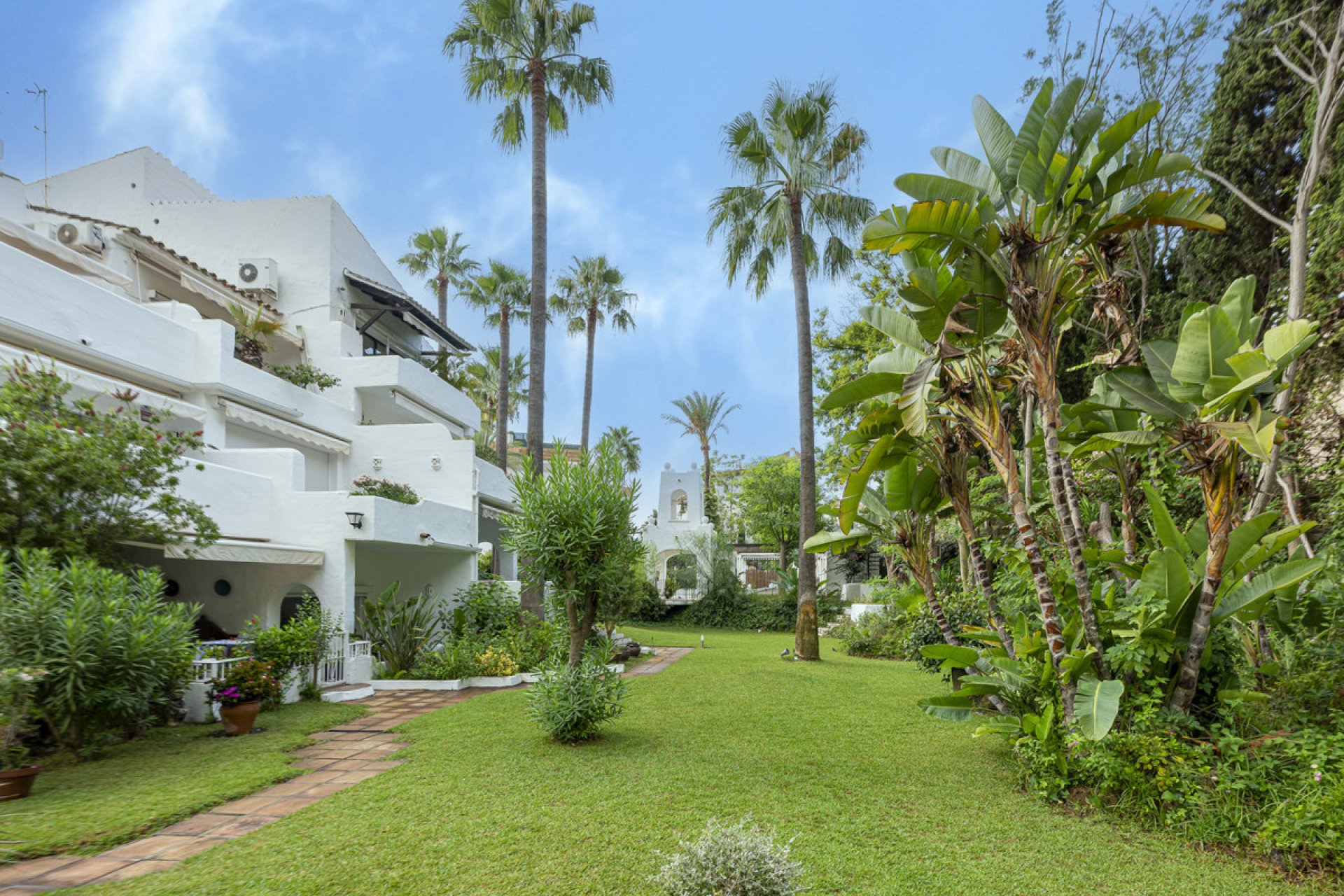 Resale - Apartment - Middle Floor Apartment - Marbella - Puerto Banús