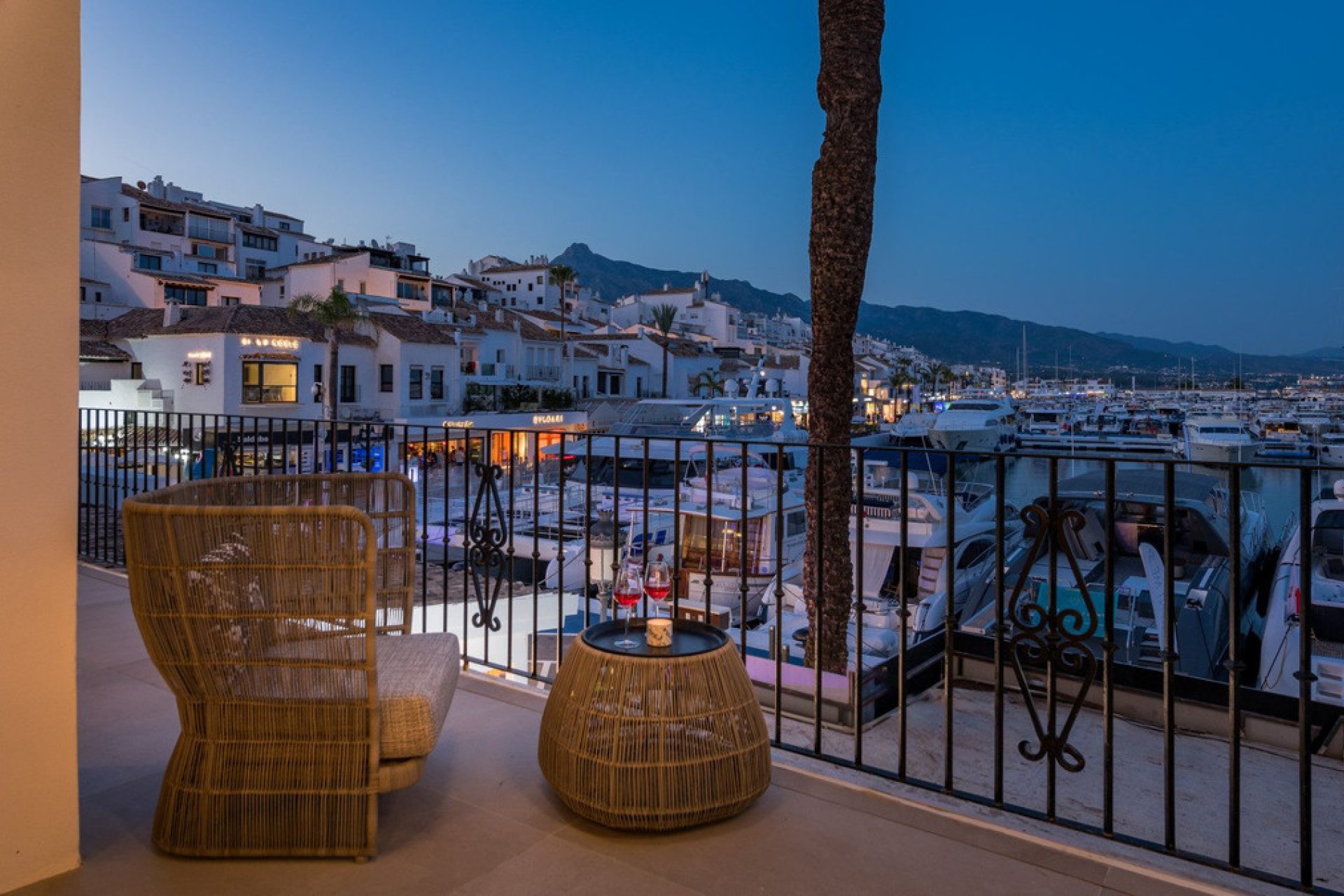 Resale - Apartment - Middle Floor Apartment - Marbella - Puerto Banús