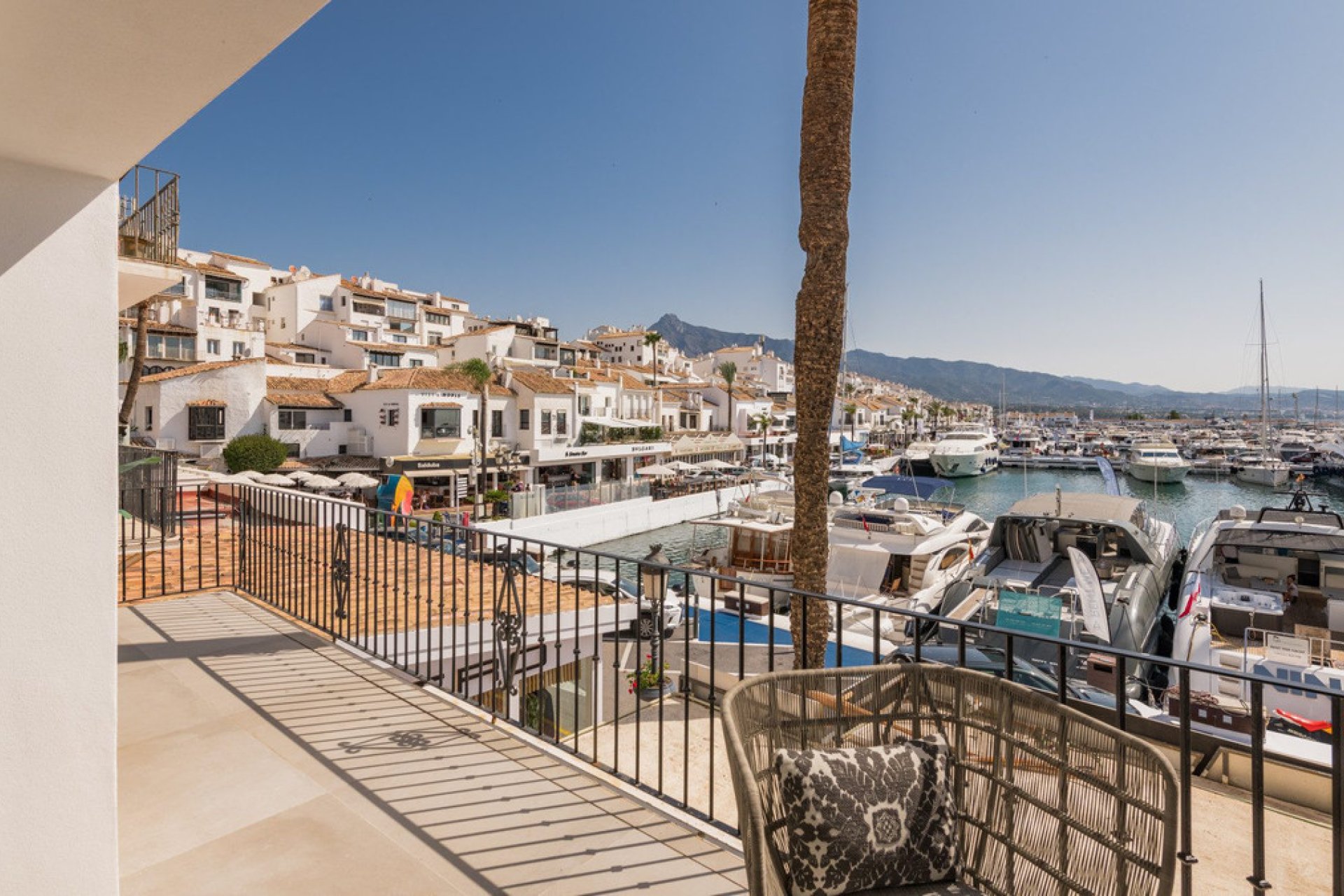 Resale - Apartment - Middle Floor Apartment - Marbella - Puerto Banús