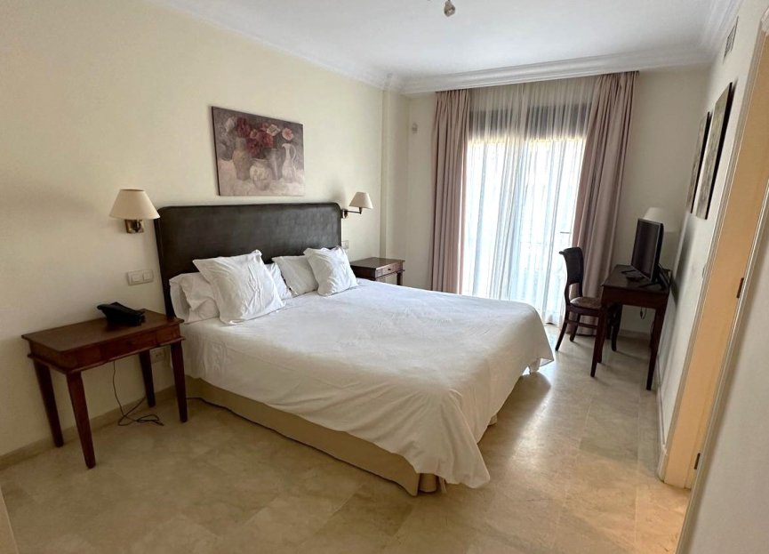 Resale - Apartment - Middle Floor Apartment - Marbella - Puerto Banús