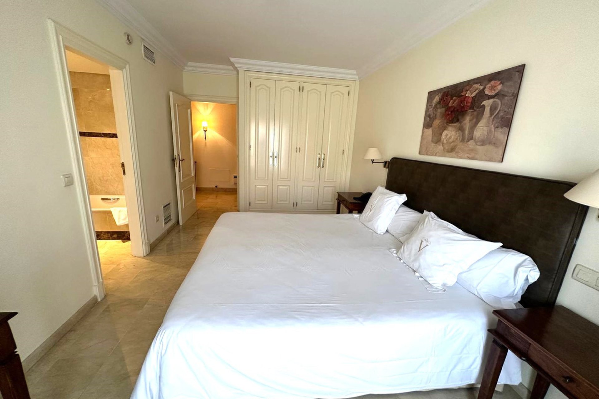 Resale - Apartment - Middle Floor Apartment - Marbella - Puerto Banús