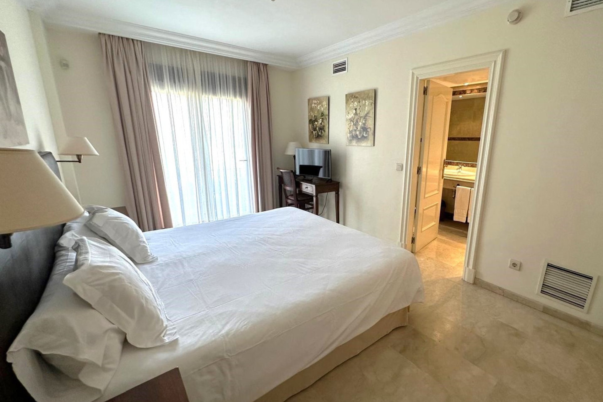 Resale - Apartment - Middle Floor Apartment - Marbella - Puerto Banús