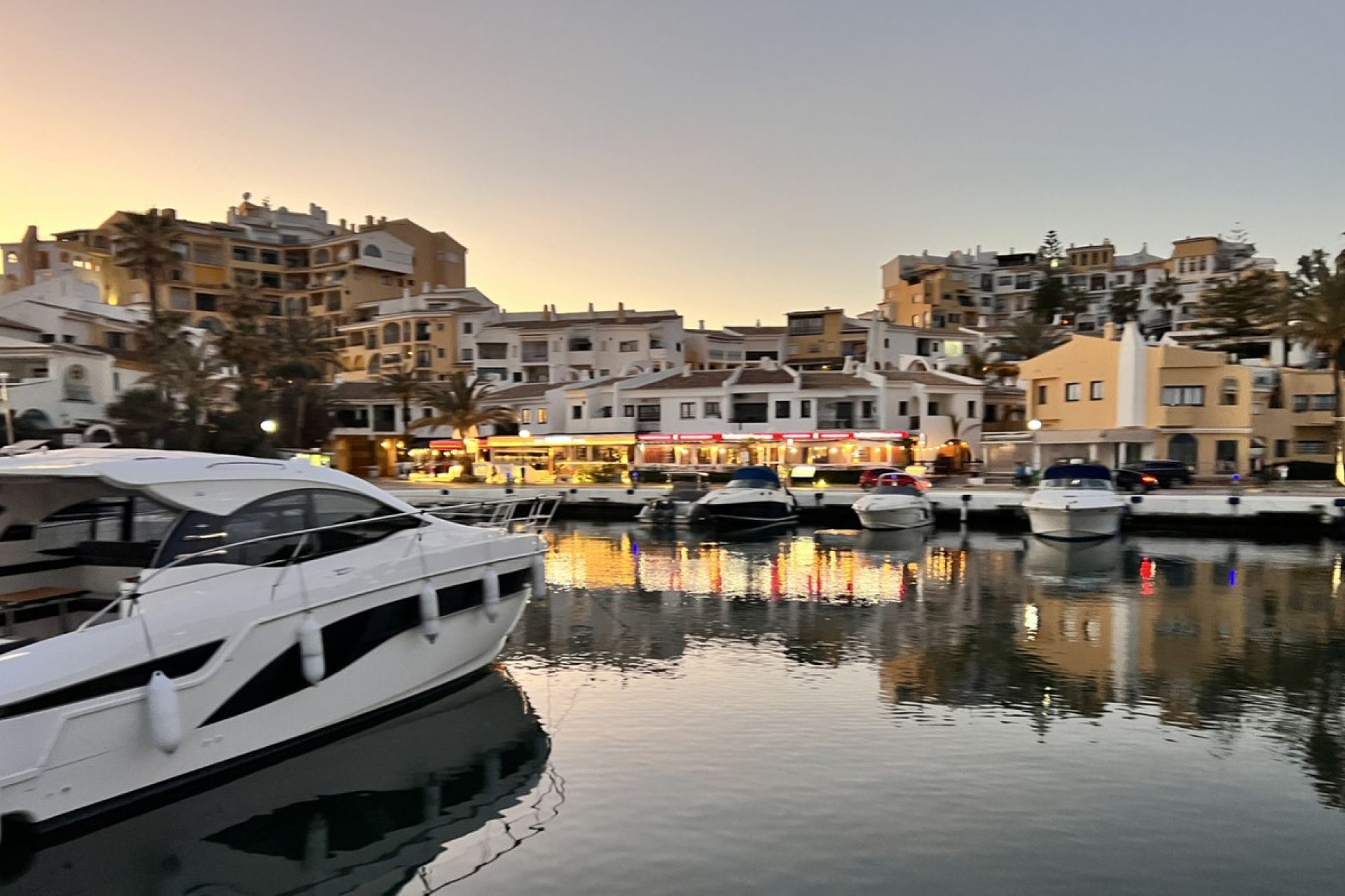 Resale - Apartment - Middle Floor Apartment - Marbella - Puerto de Cabopino