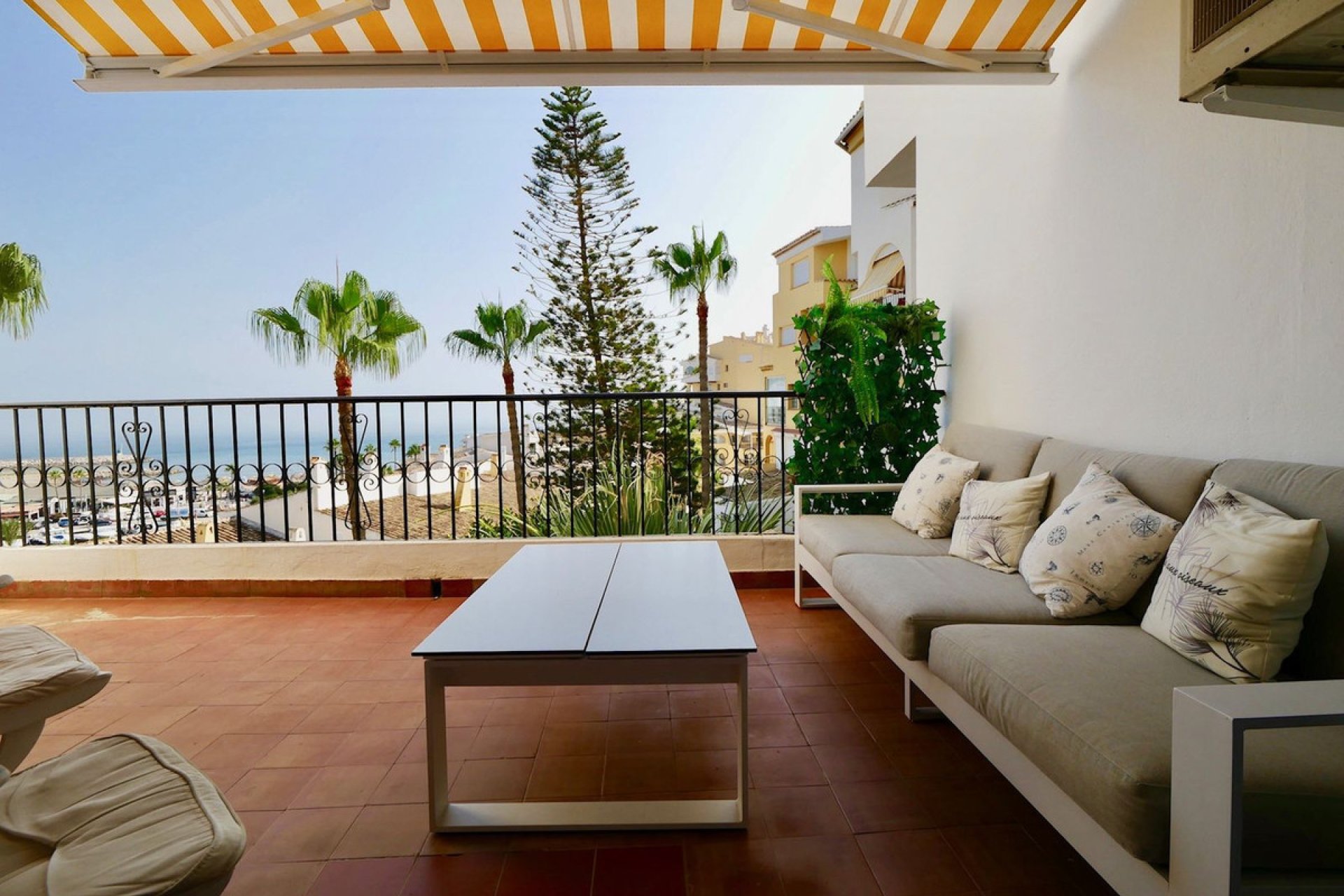 Resale - Apartment - Middle Floor Apartment - Marbella - Puerto de Cabopino