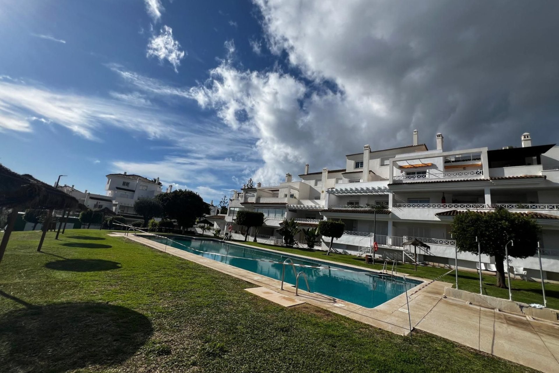 Resale - Apartment - Middle Floor Apartment - Marbella - Río Real