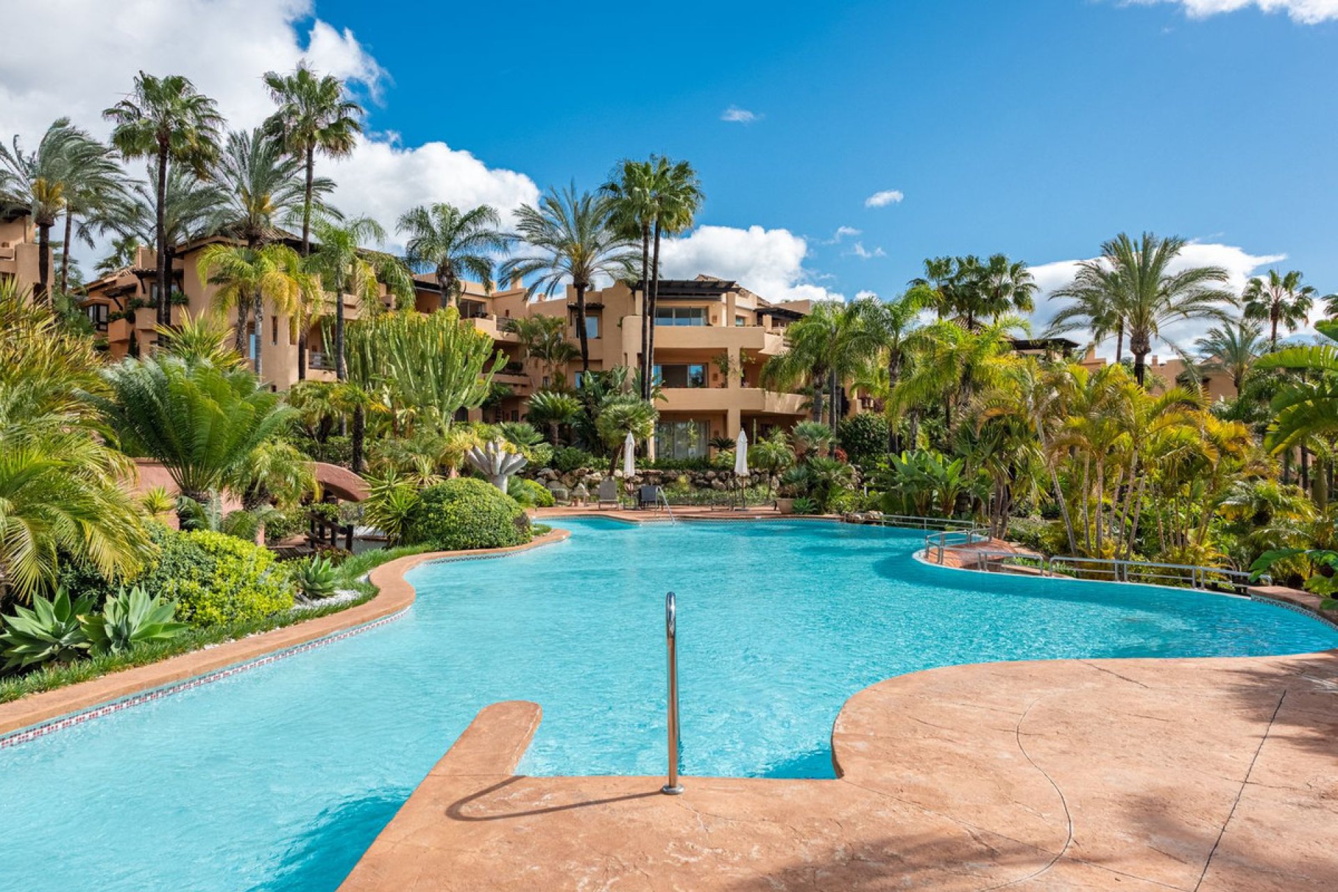 Resale - Apartment - Middle Floor Apartment - Marbella - Sierra Blanca