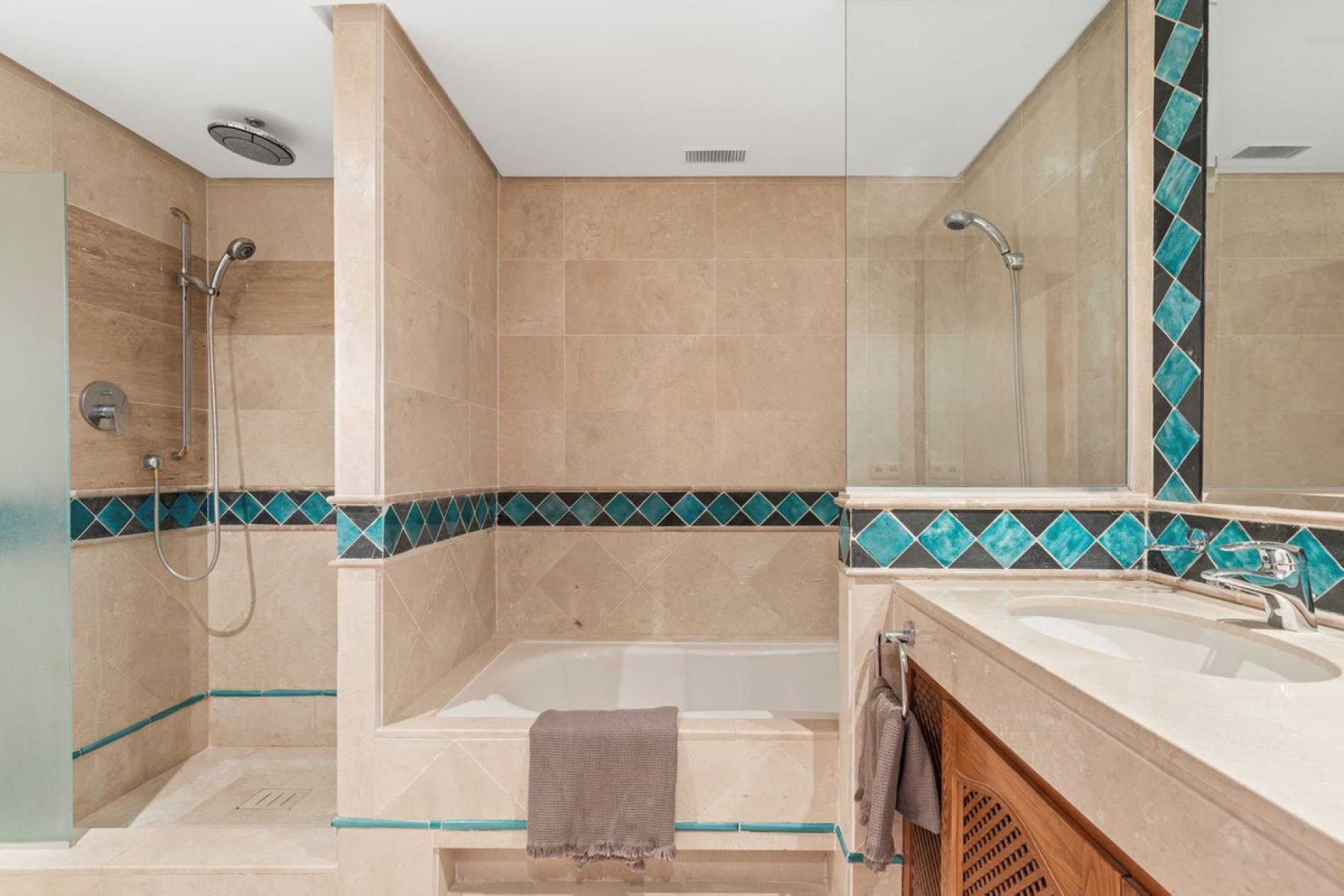 Resale - Apartment - Penthouse - Estepona - Estepona Centro