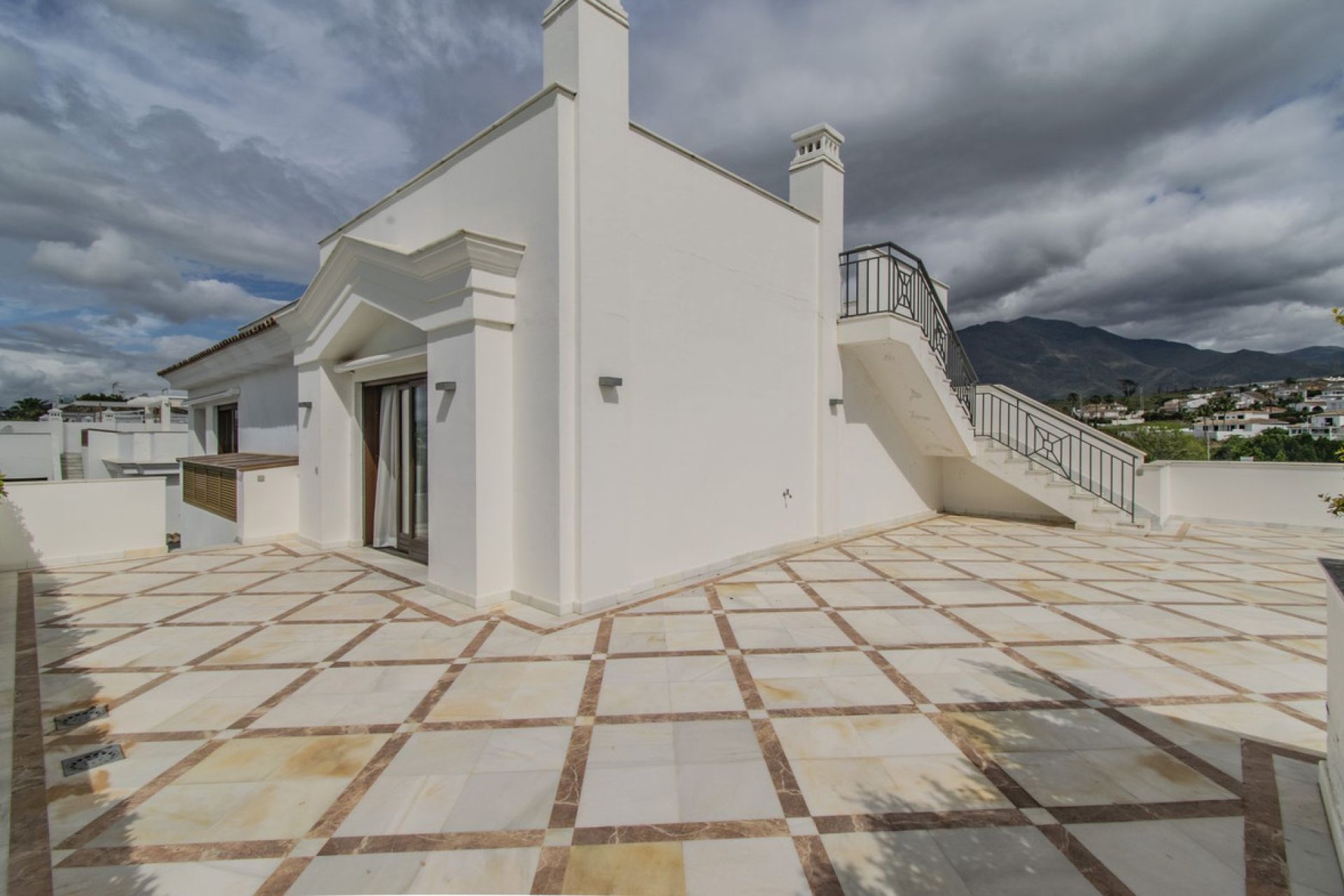 Resale - Apartment - Penthouse - Estepona - Estepona Centro