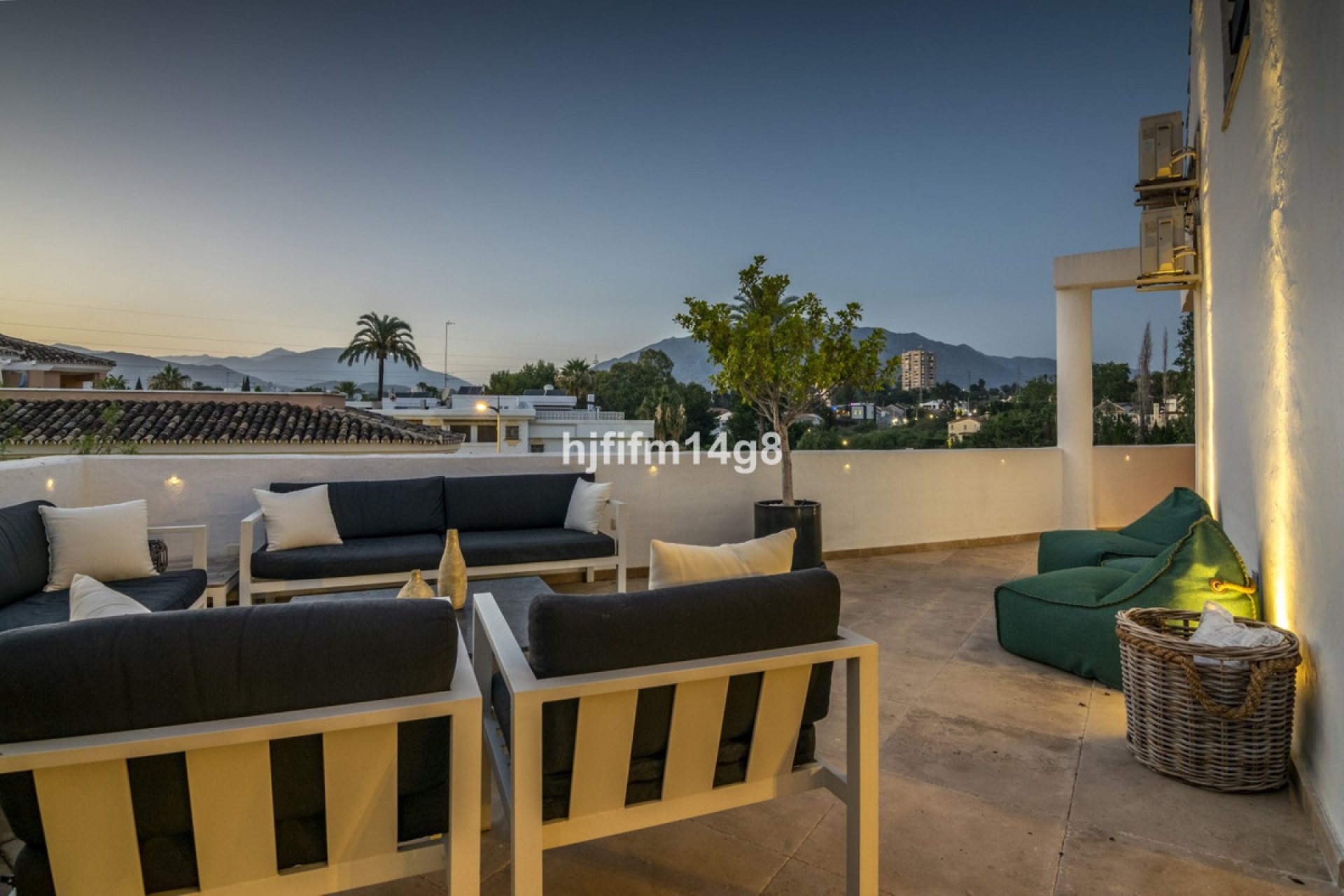 Resale - Apartment - Penthouse - Marbella - Nueva Andalucia