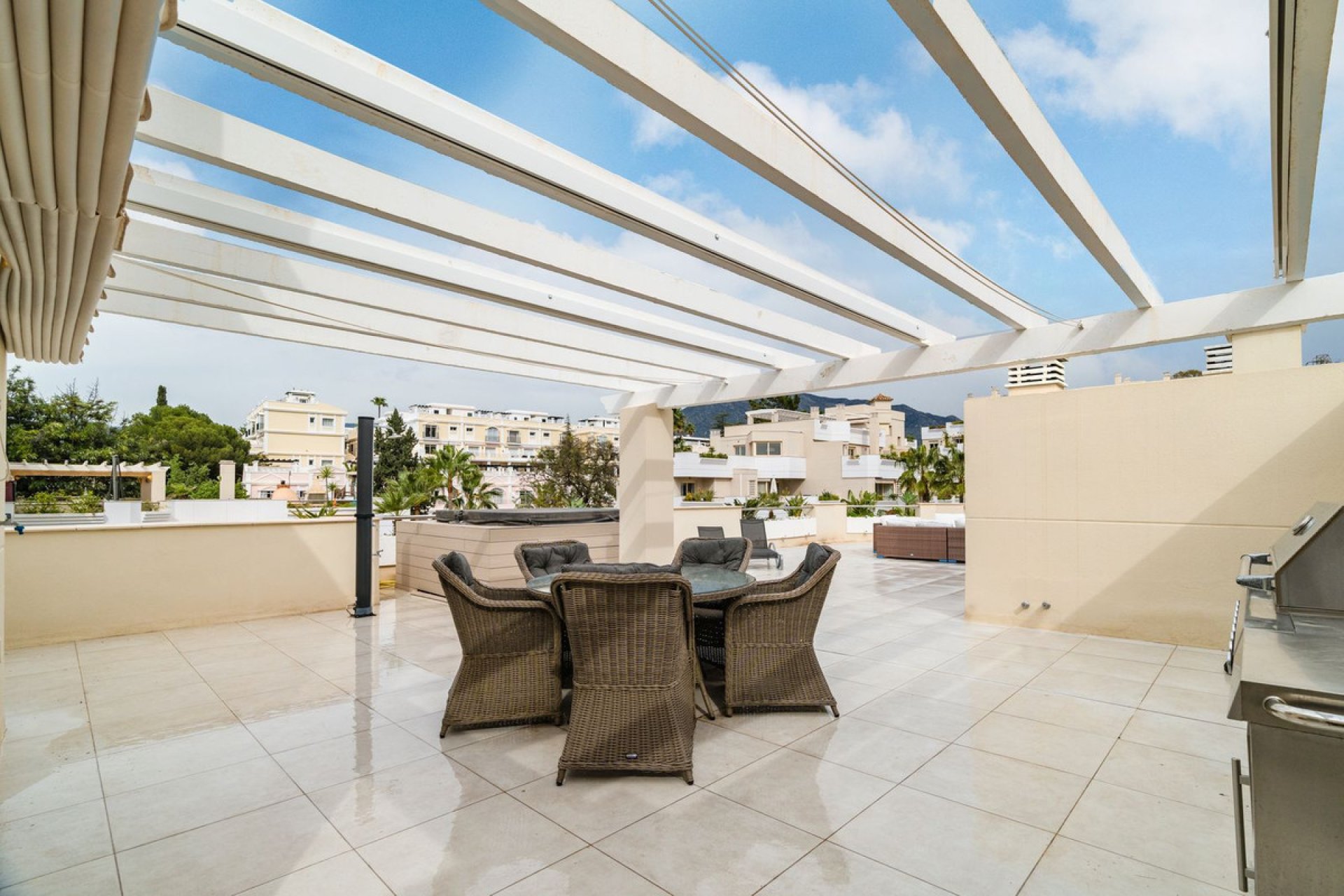 Resale - Apartment - Penthouse - Marbella - Nueva Andalucia