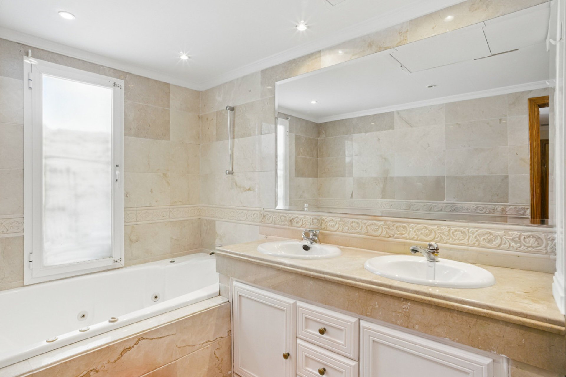 Resale - Apartment - Penthouse - Marbella - Nueva Andalucia