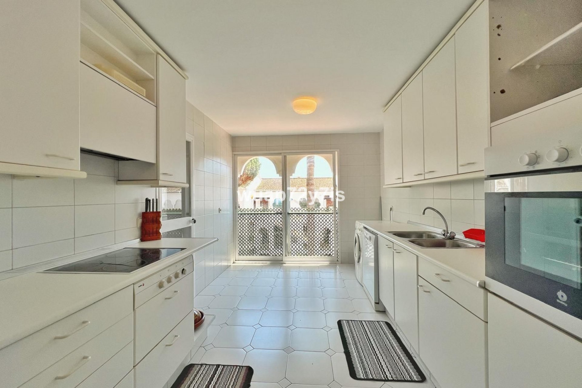 Resale - Apartment - Top Floor Apartment - Estepona - El Presidente