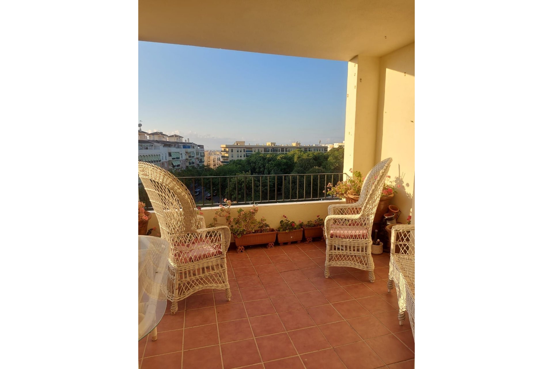 Resale - Apartment - Top Floor Apartment - Estepona - Estepona Centro