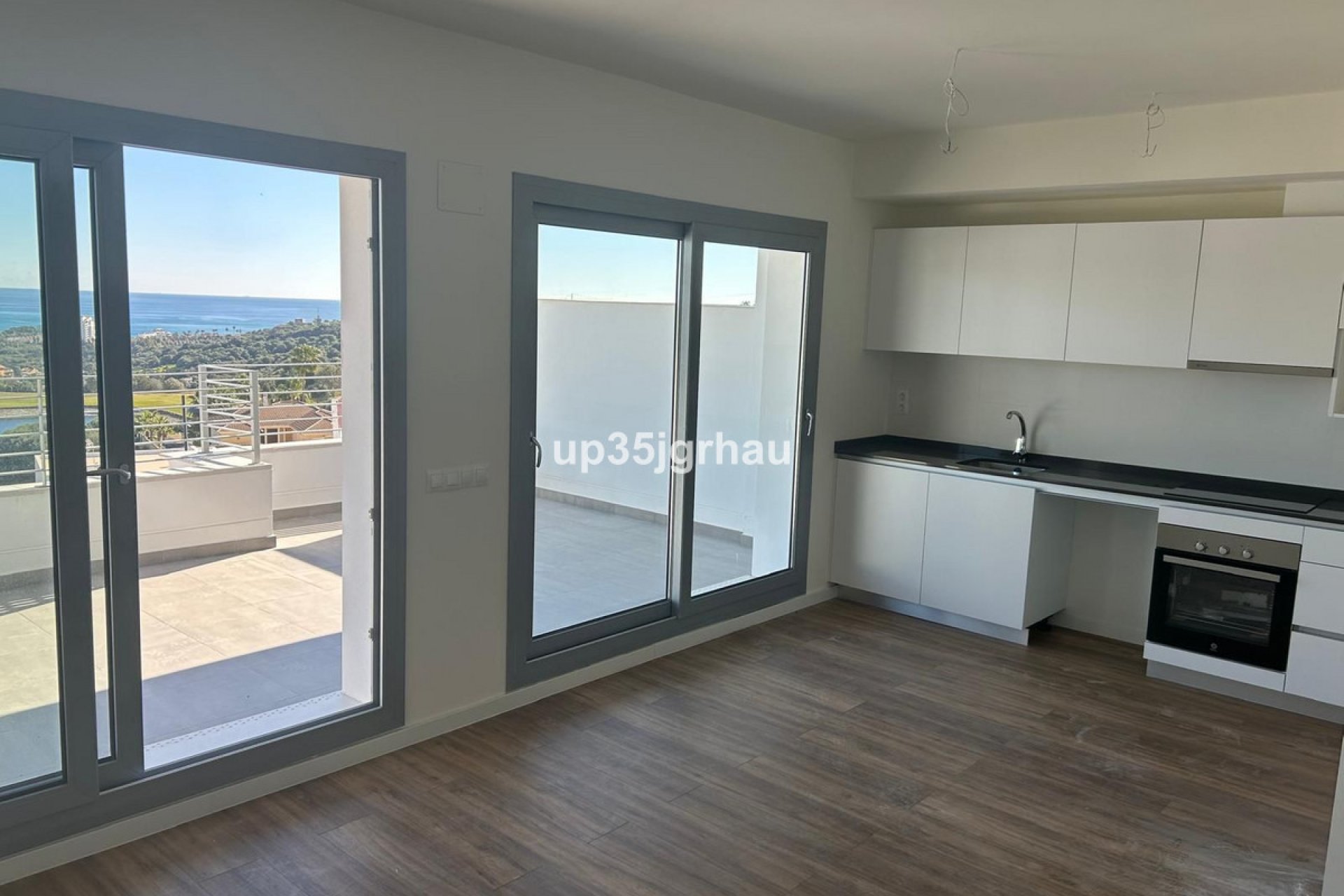 Resale - Apartment - Top Floor Apartment - Estepona - Estepona Centro