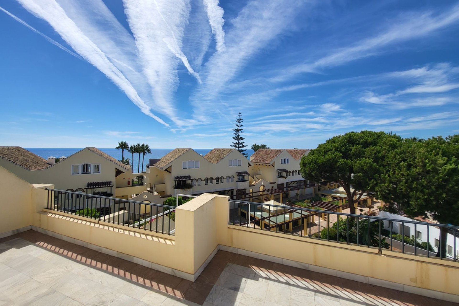 Resale - Apartment - Top Floor Apartment - Marbella - Elviria