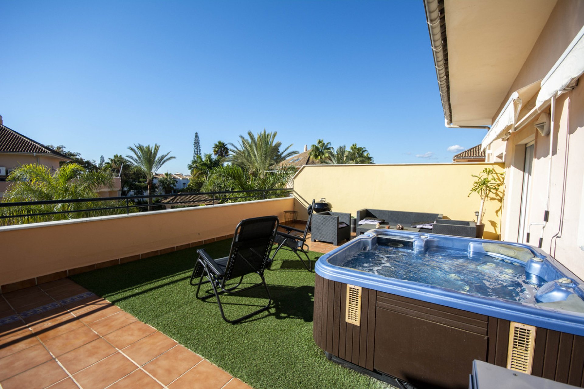 Resale - Apartment - Top Floor Apartment - Marbella - Elviria