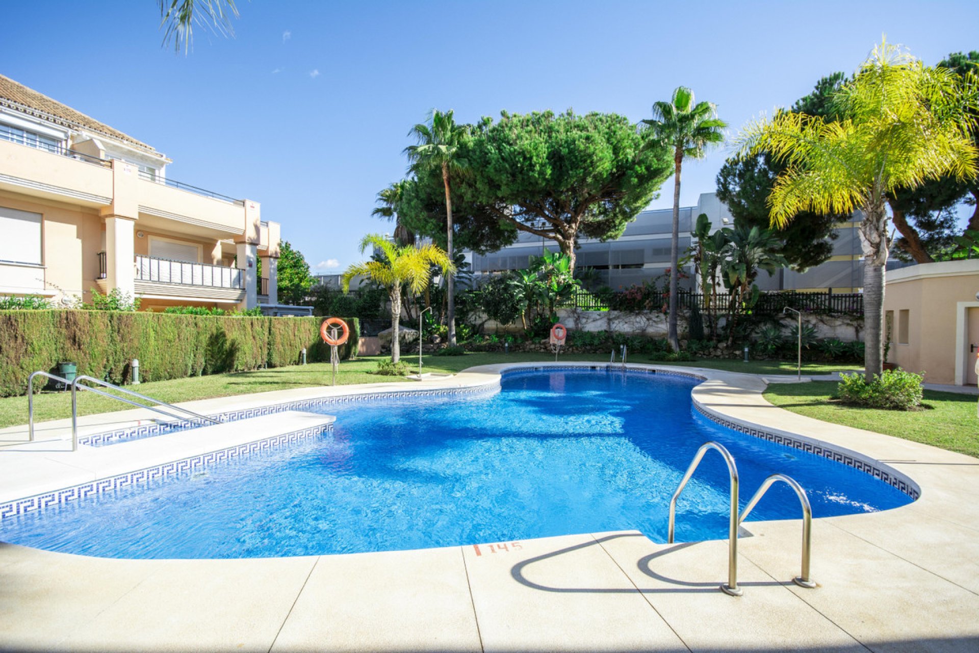 Resale - Apartment - Top Floor Apartment - Marbella - Elviria