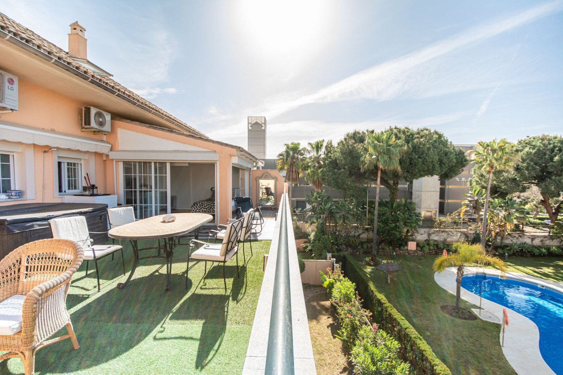 Resale - Apartment - Top Floor Apartment - Marbella - Elviria